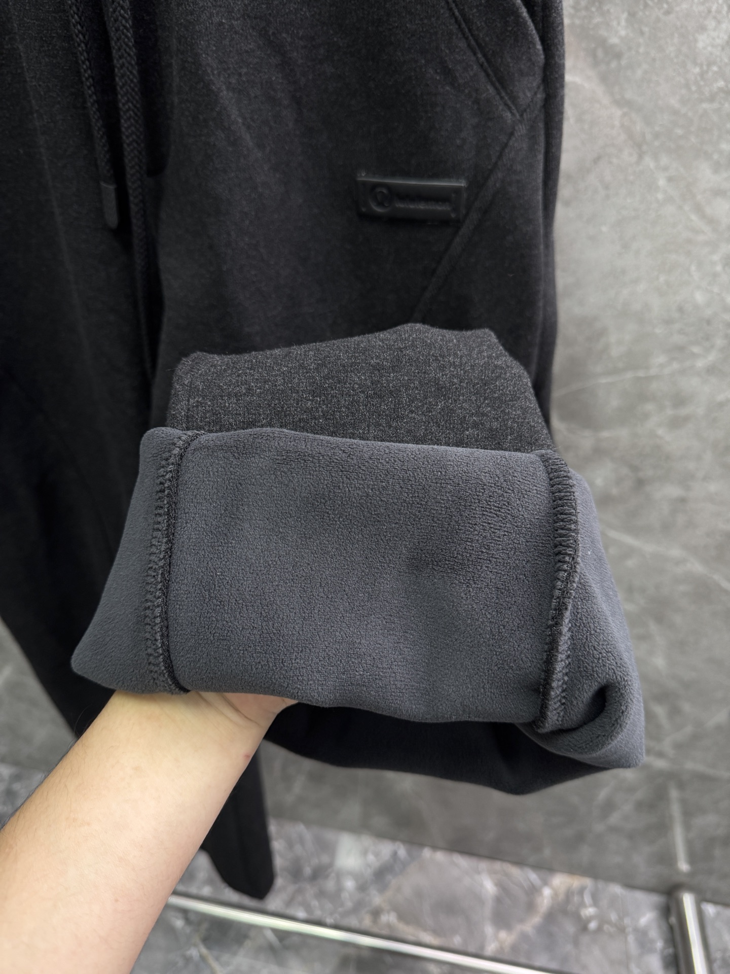 Lulu🌈🌈新款加绒休闲裤，采用高定加绒面料，手感柔软舒适，亲肤透气。侧边采用皮牌点缀，低调奢华，超级好