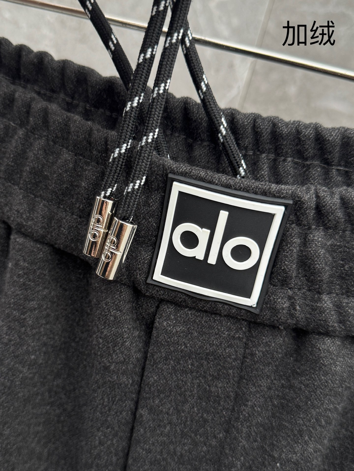 （新出加绒）alo🌈🌈新款加绒休闲裤，采用高定面料，裤子腰头饰有logo字母设计，面料手感柔软滑润、保型