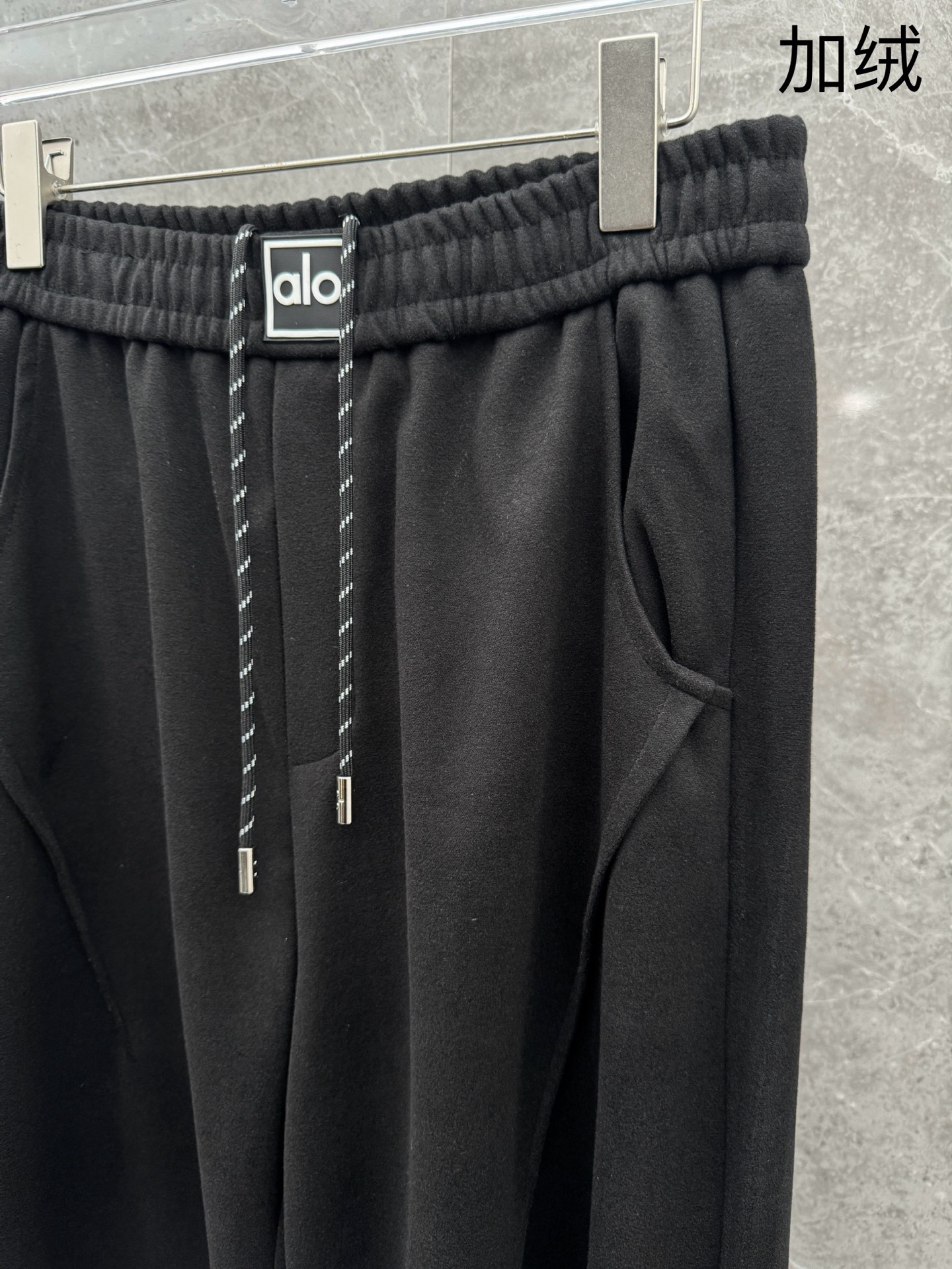 （新出加绒）alo🌈🌈新款加绒休闲裤，采用高定面料，裤子腰头饰有logo字母设计，面料手感柔软滑润、保型