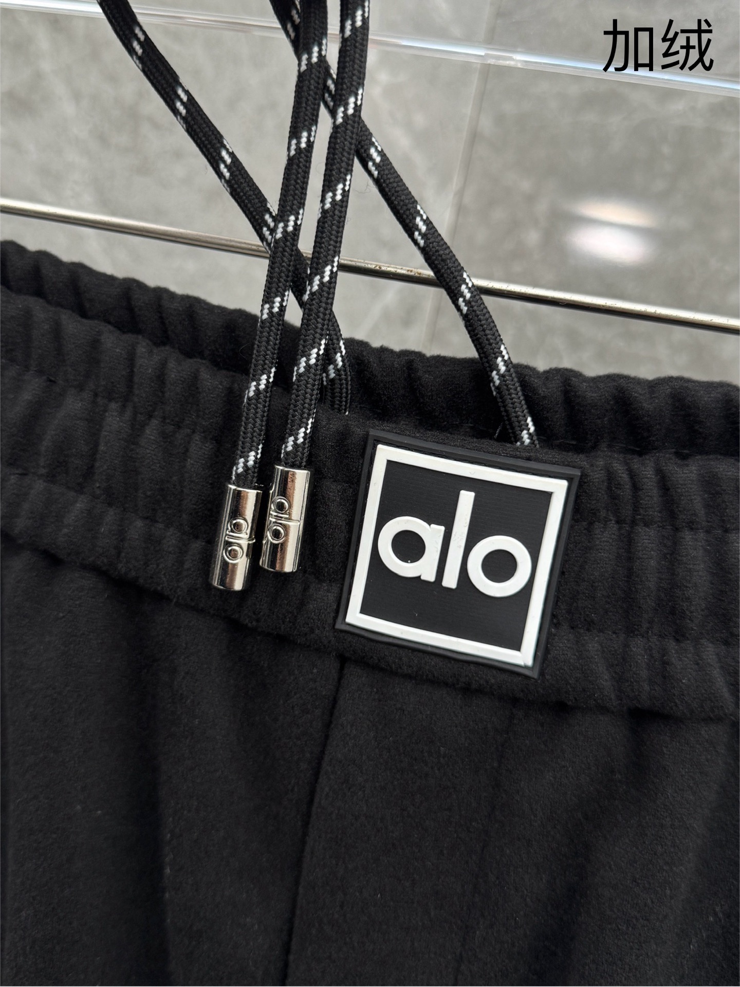 （新出加绒）alo🌈🌈新款加绒休闲裤，采用高定面料，裤子腰头饰有logo字母设计，面料手感柔软滑润、保型