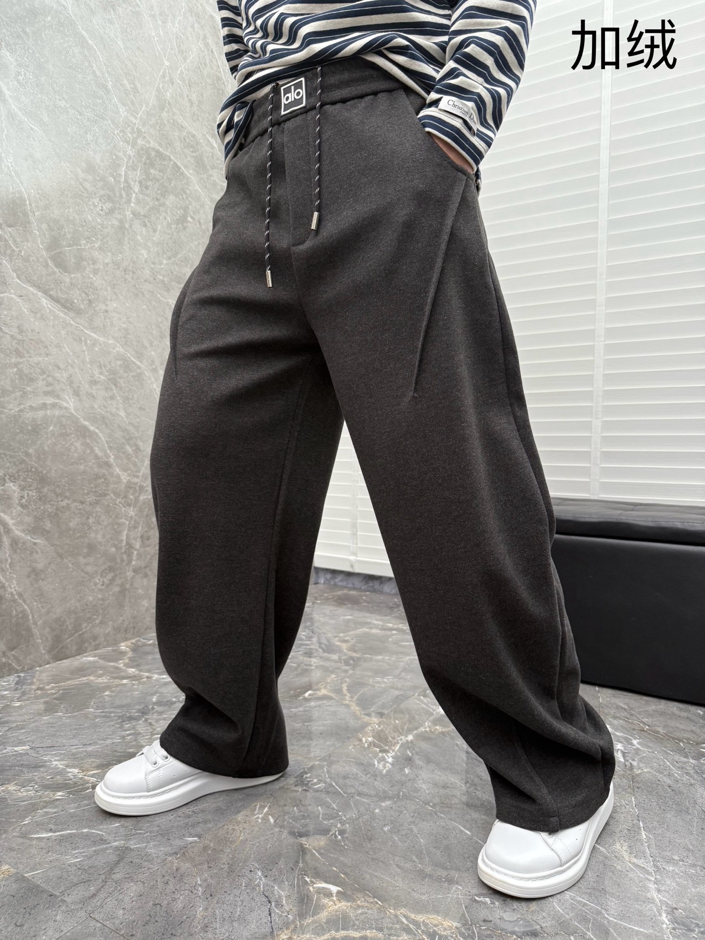 （新出加绒）alo🌈🌈新款加绒休闲裤，采用高定面料，裤子腰头饰有logo字母设计，面料手感柔软滑润、保型