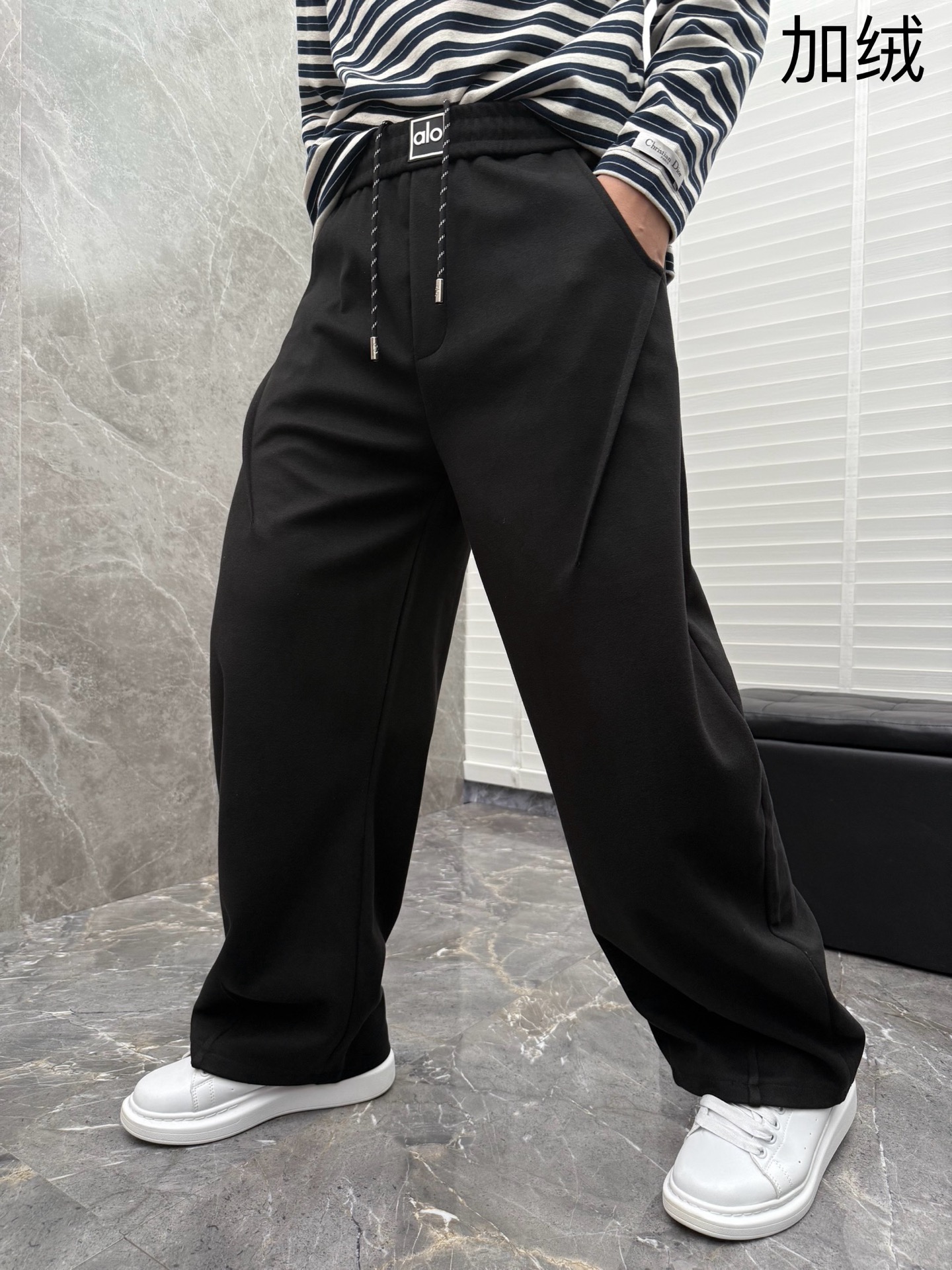 （新出加绒）alo🌈🌈新款加绒休闲裤，采用高定面料，裤子腰头饰有logo字母设计，面料手感柔软滑润、保型