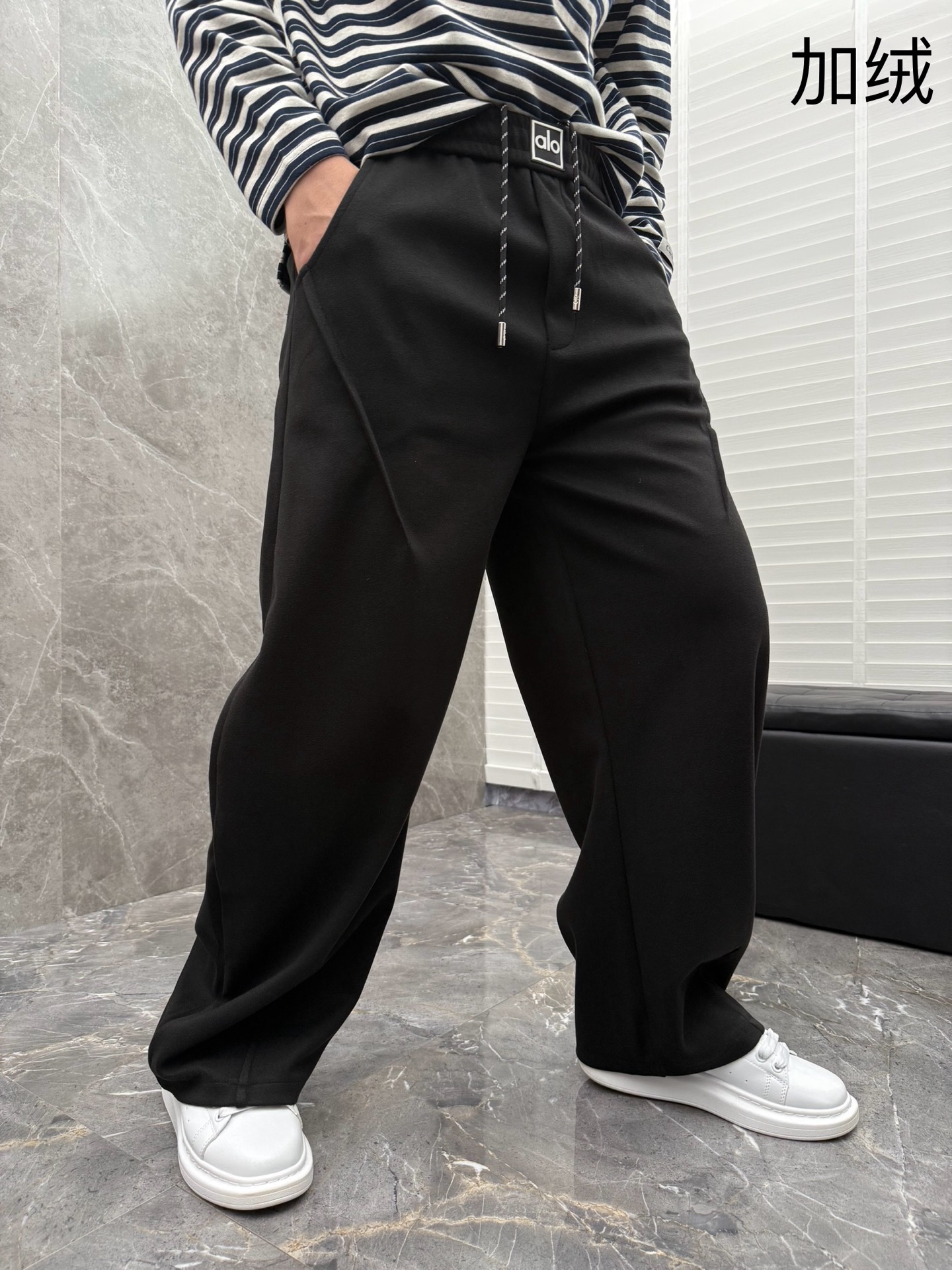 （新出加绒）alo🌈🌈新款加绒休闲裤，采用高定面料，裤子腰头饰有logo字母设计，面料手感柔软滑润、保型