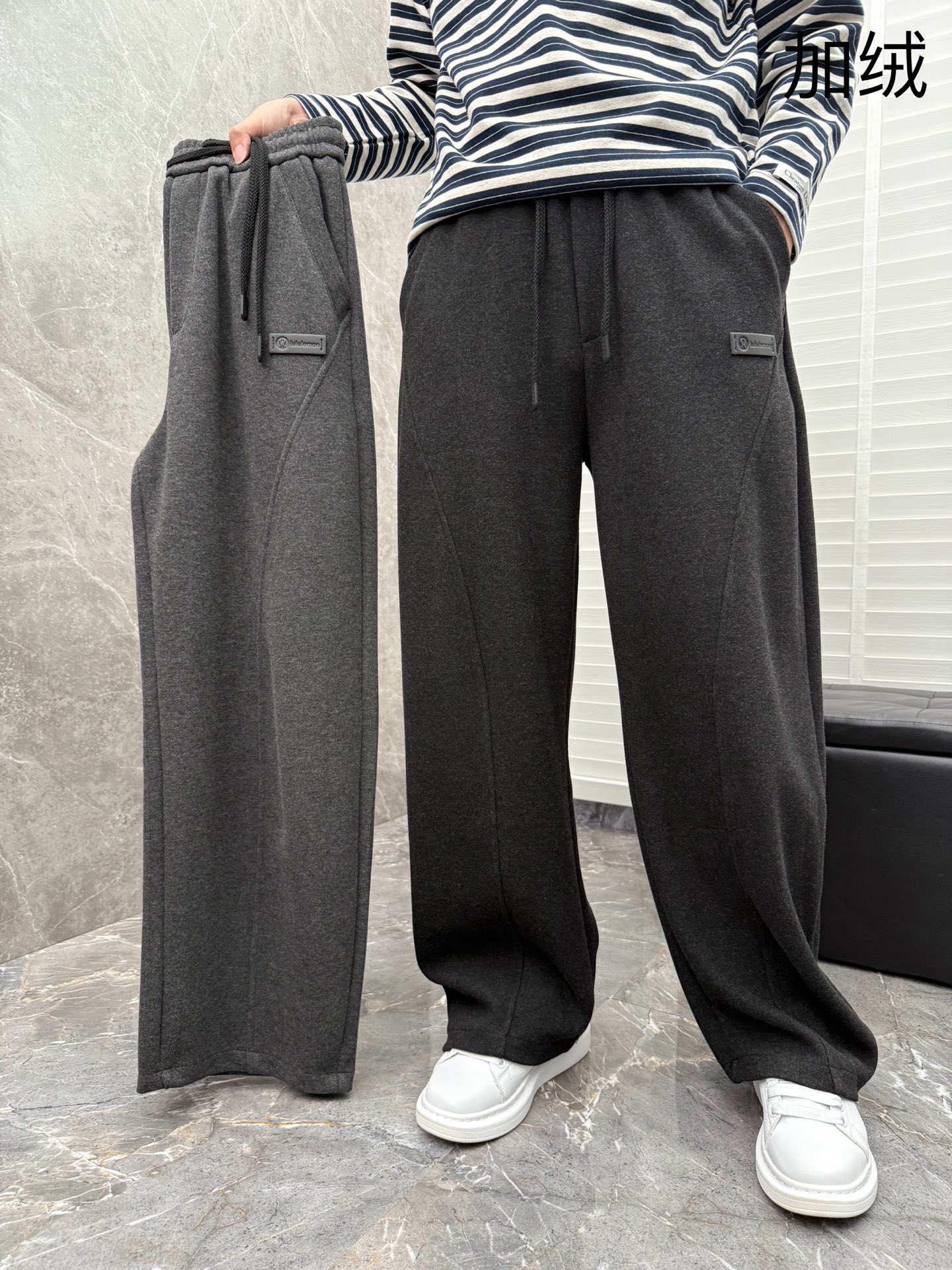 Lulu🌈🌈新款加绒休闲裤，采用高定加绒面料，手感柔软舒适，亲肤透气。侧边采用皮牌点缀，低调奢华，超级好