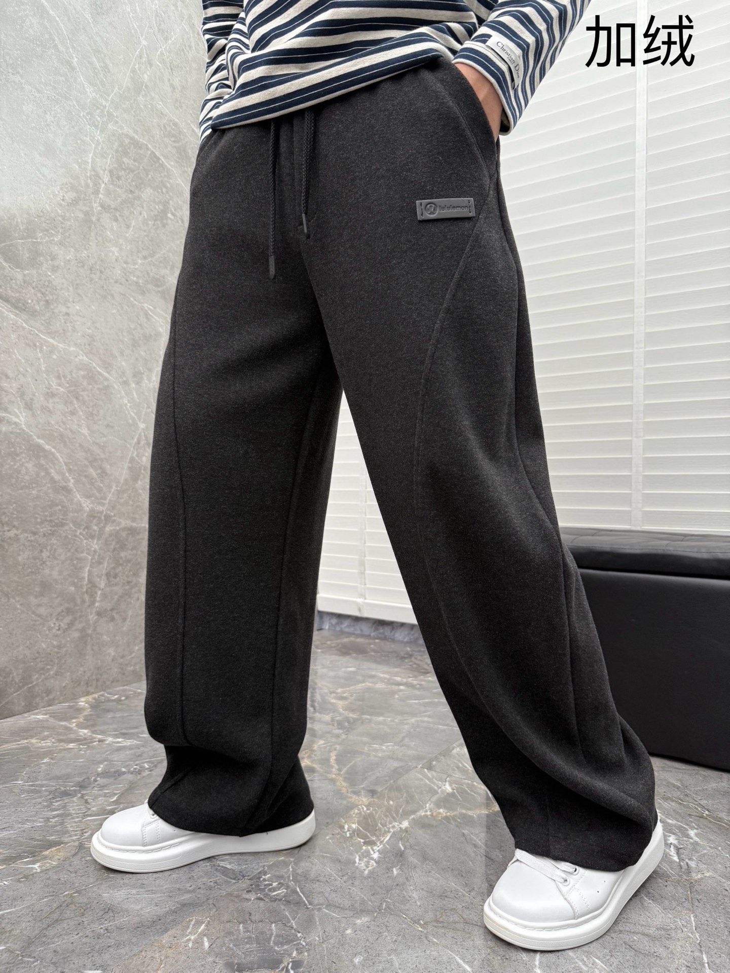 Lulu🌈🌈新款加绒休闲裤，采用高定加绒面料，手感柔软舒适，亲肤透气。侧边采用皮牌点缀，低调奢华，超级好