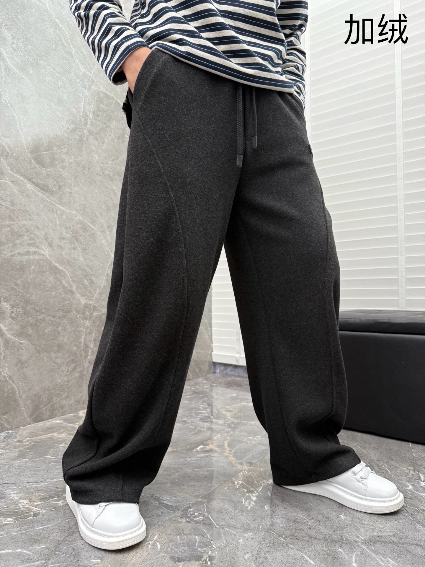 Lulu🌈🌈新款加绒休闲裤，采用高定加绒面料，手感柔软舒适，亲肤透气。侧边采用皮牌点缀，低调奢华，超级好