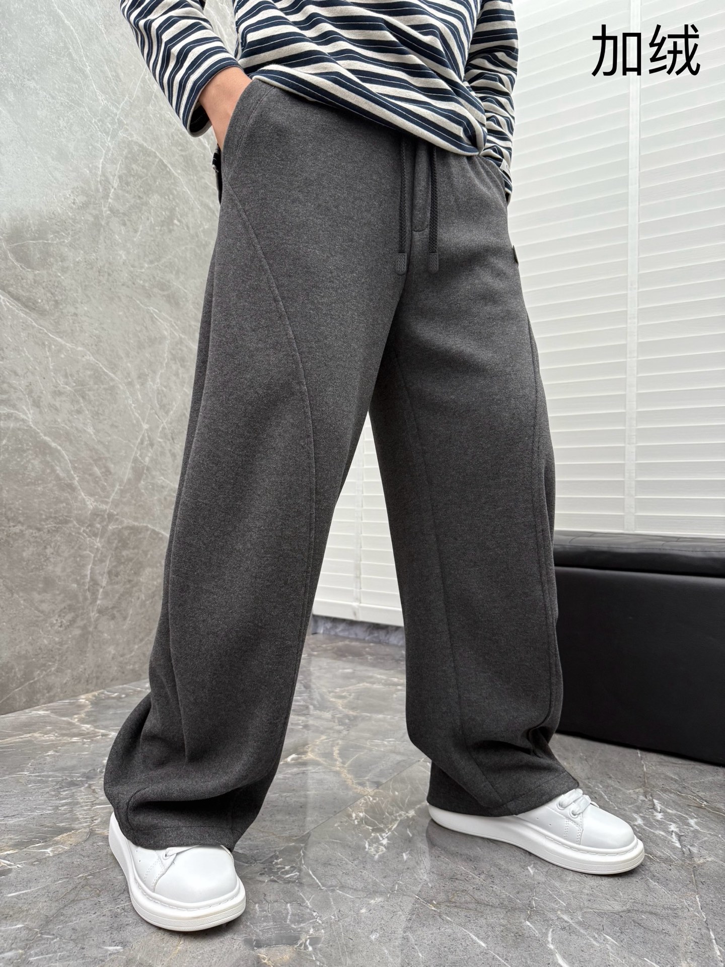 Lulu🌈🌈新款加绒休闲裤，采用高定加绒面料，手感柔软舒适，亲肤透气。侧边采用皮牌点缀，低调奢华，超级好