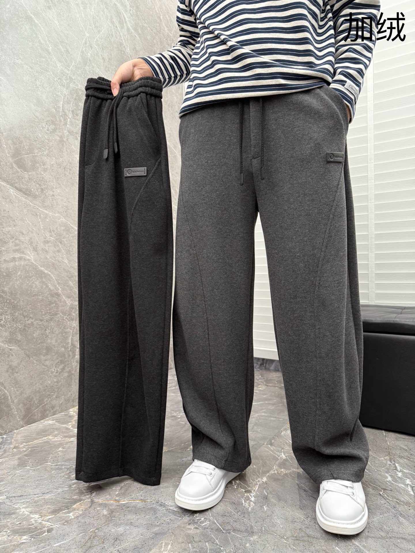 Lulu🌈🌈新款加绒休闲裤，采用高定加绒面料，手感柔软舒适，亲肤透气。侧边采用皮牌点缀，低调奢华，超级好