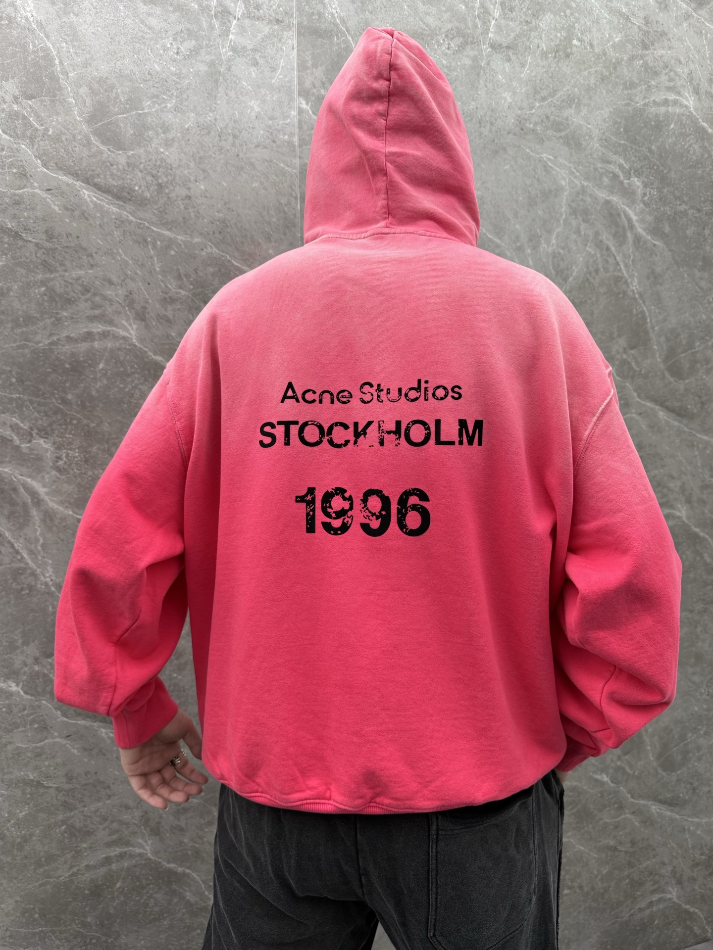 Acne Studios🌈🌈新款卫衣，采用洗水纯棉420克，亲肤舒适！版型漂亮百搭款！logo设计别具一
