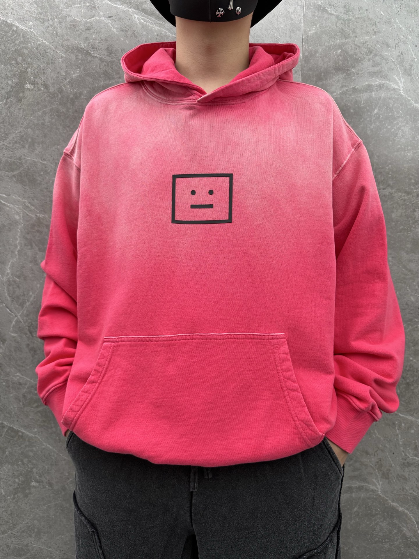 Acne Studios🌈🌈新款卫衣，采用洗水纯棉420克，亲肤舒适！版型漂亮百搭款！logo设计别具一