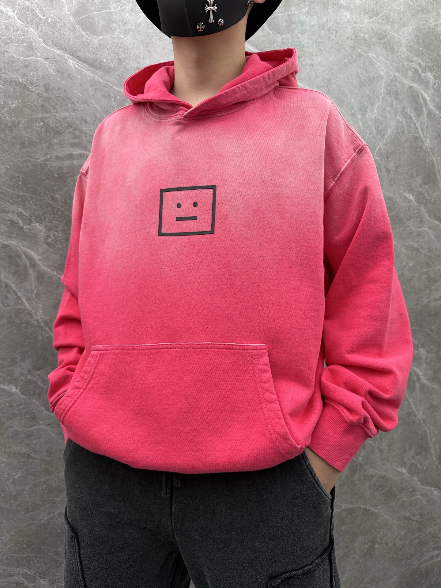 Acne Studios🌈🌈新款卫衣，采用洗水纯棉420克，亲肤舒适！版型漂亮百搭款！logo设计别具一