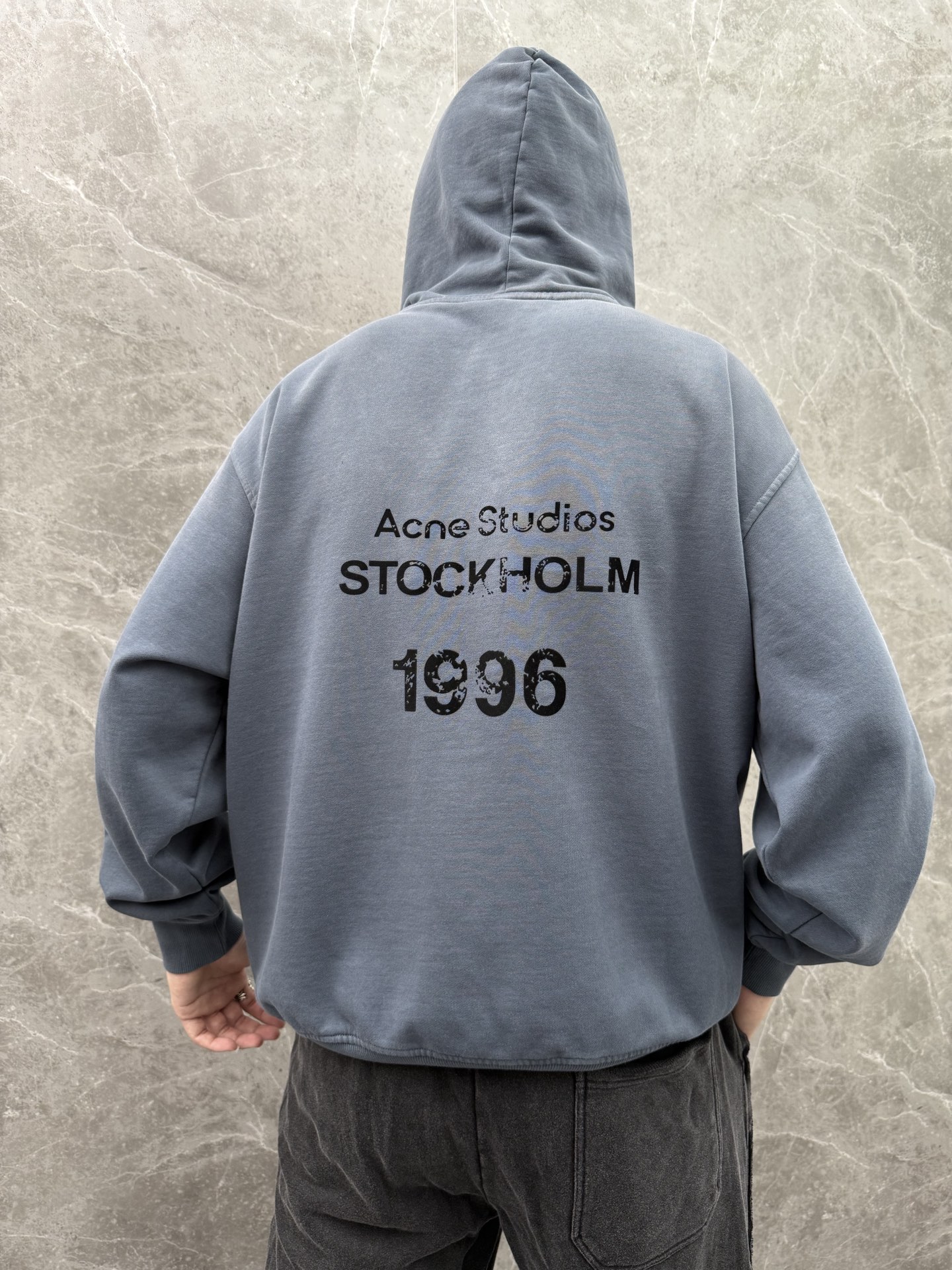 Acne Studios🌈🌈新款卫衣，采用洗水纯棉420克，亲肤舒适！版型漂亮百搭款！logo设计别具一