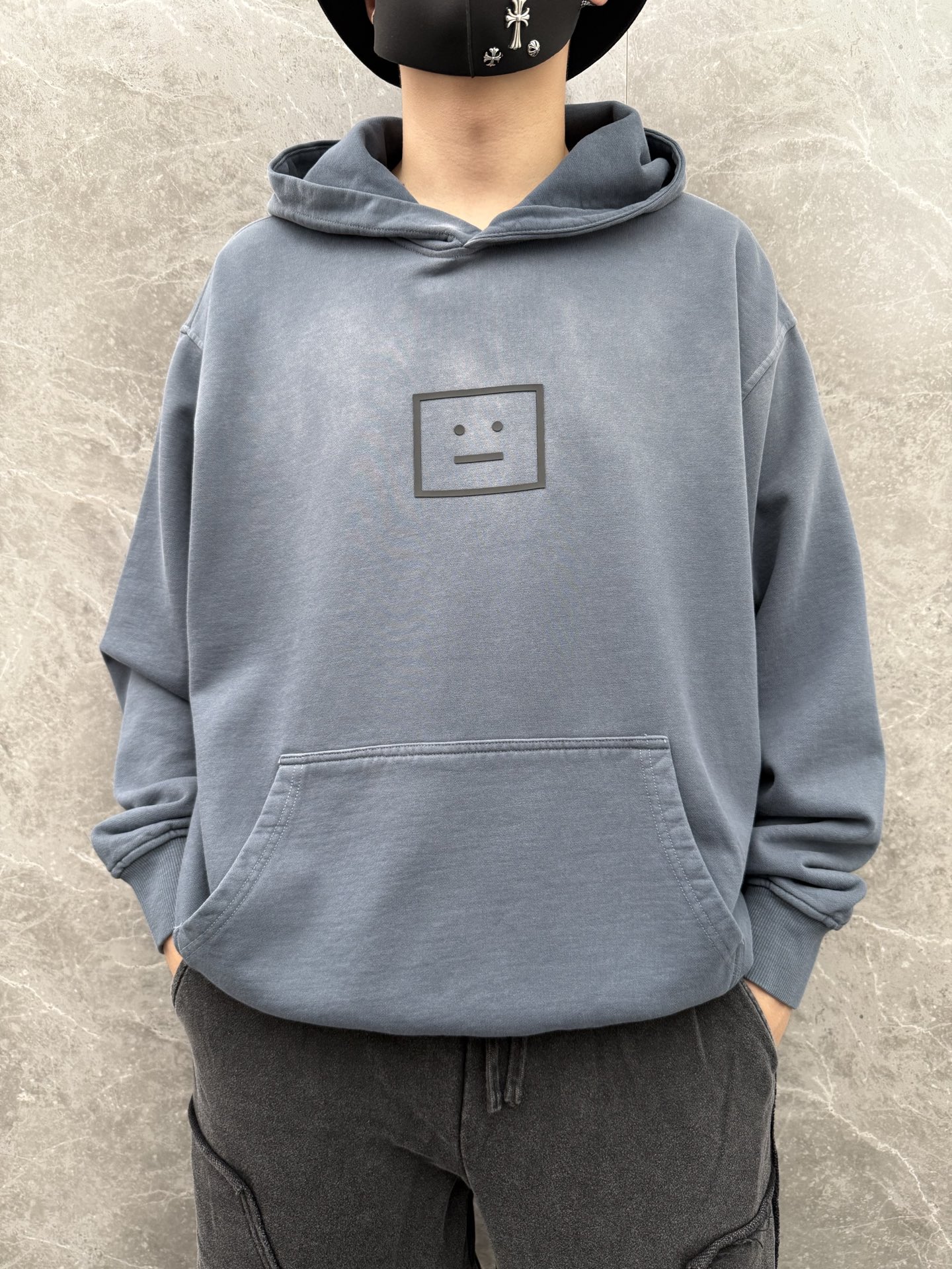 Acne Studios🌈🌈新款卫衣，采用洗水纯棉420克，亲肤舒适！版型漂亮百搭款！logo设计别具一