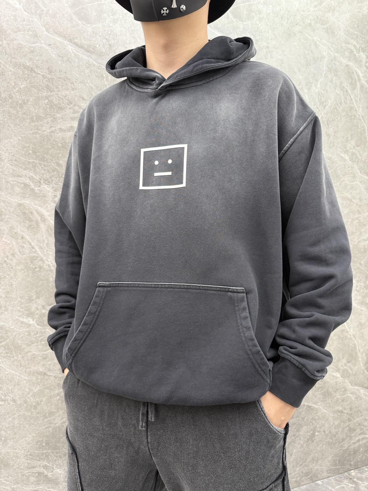 Acne Studios🌈🌈新款卫衣，采用洗水纯棉420克，亲肤舒适！版型漂亮百搭款！logo设计别具一