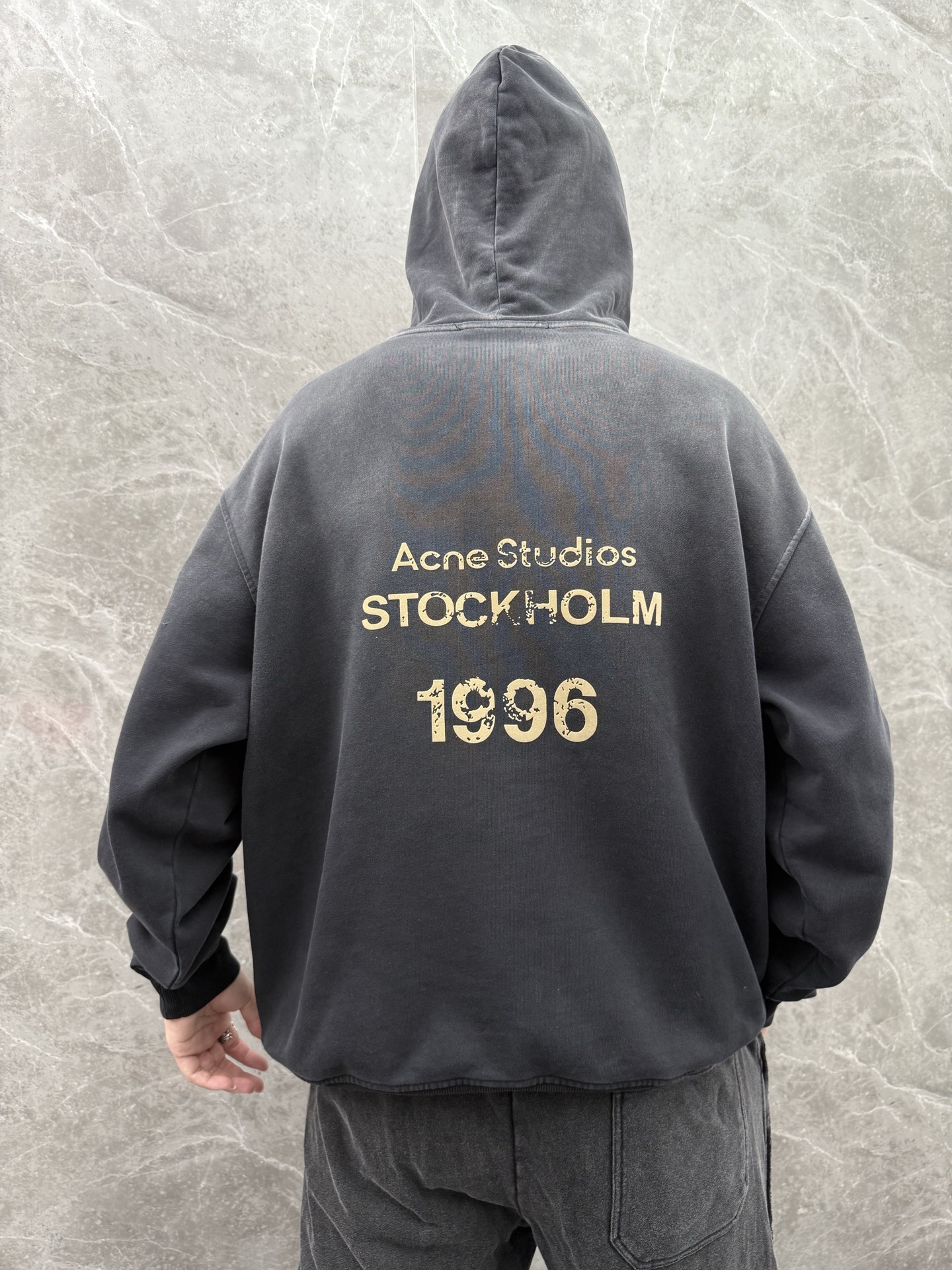 Acne Studios🌈🌈新款卫衣，采用洗水纯棉420克，亲肤舒适！版型漂亮百搭款！logo设计别具一