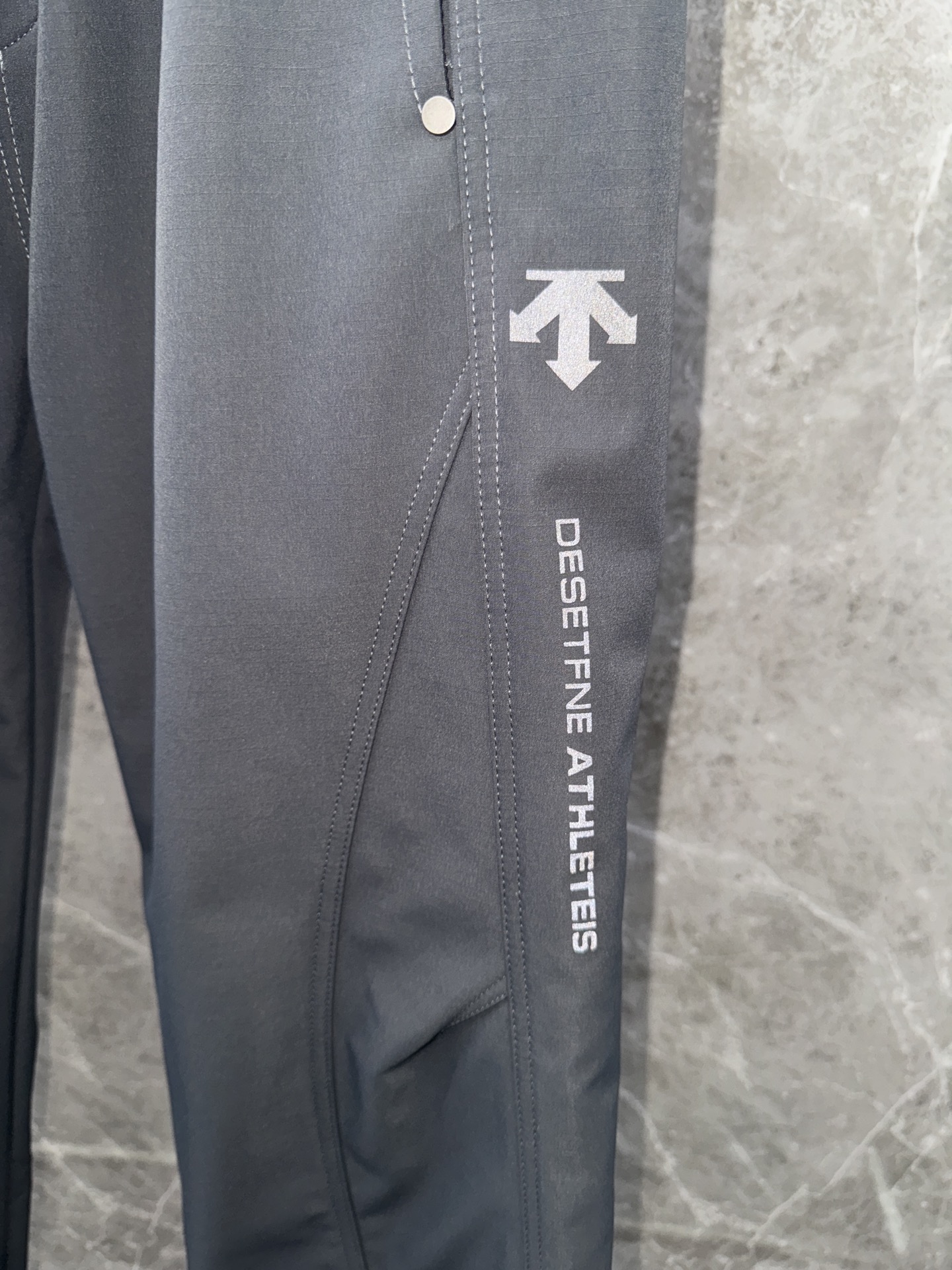 迪桑特🌈🌈新款加绒加厚软壳裤，采用优质聚酯纤维面料加绒加厚，面料超级舒适透气！整体超级好看炫酷！设计搭配