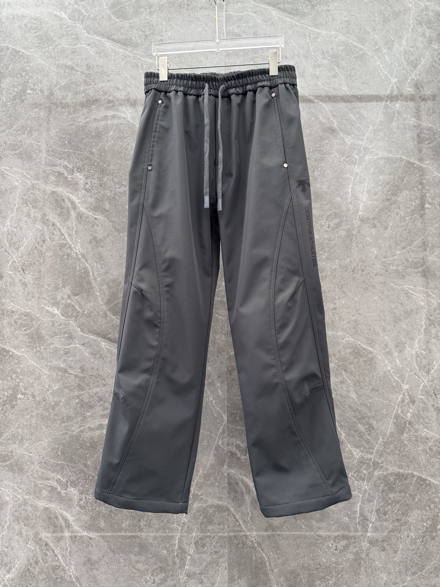 迪桑特🌈🌈新款加绒加厚软壳裤，采用优质聚酯纤维面料加绒加厚，面料超级舒适透气！整体超级好看炫酷！设计搭配