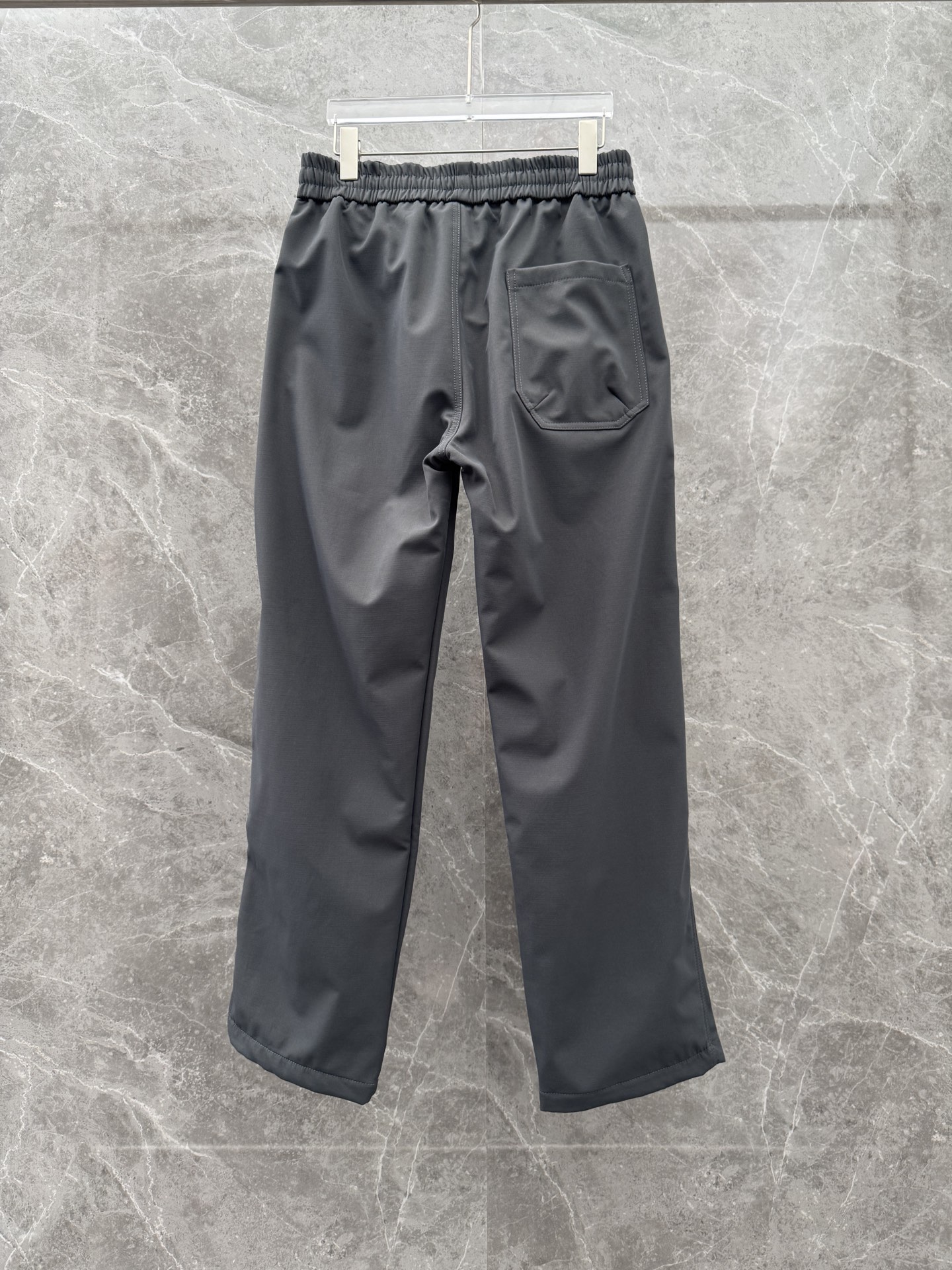 迪桑特🌈🌈新款加绒加厚软壳裤，采用优质聚酯纤维面料加绒加厚，面料超级舒适透气！整体超级好看炫酷！设计搭配