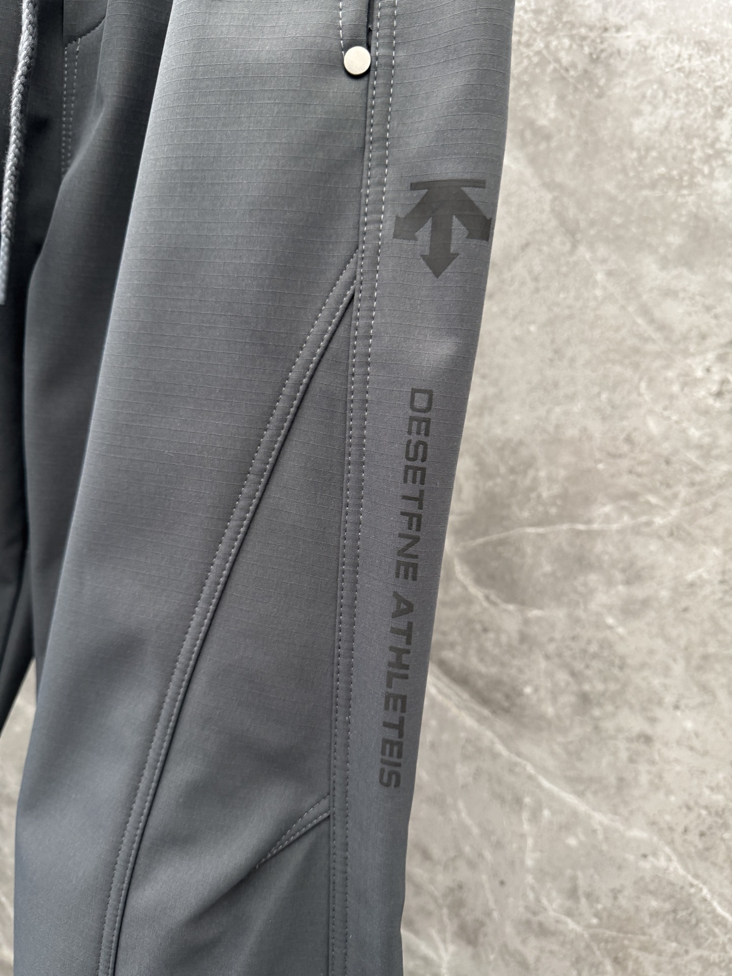 迪桑特🌈🌈新款加绒加厚软壳裤，采用优质聚酯纤维面料加绒加厚，面料超级舒适透气！整体超级好看炫酷！设计搭配