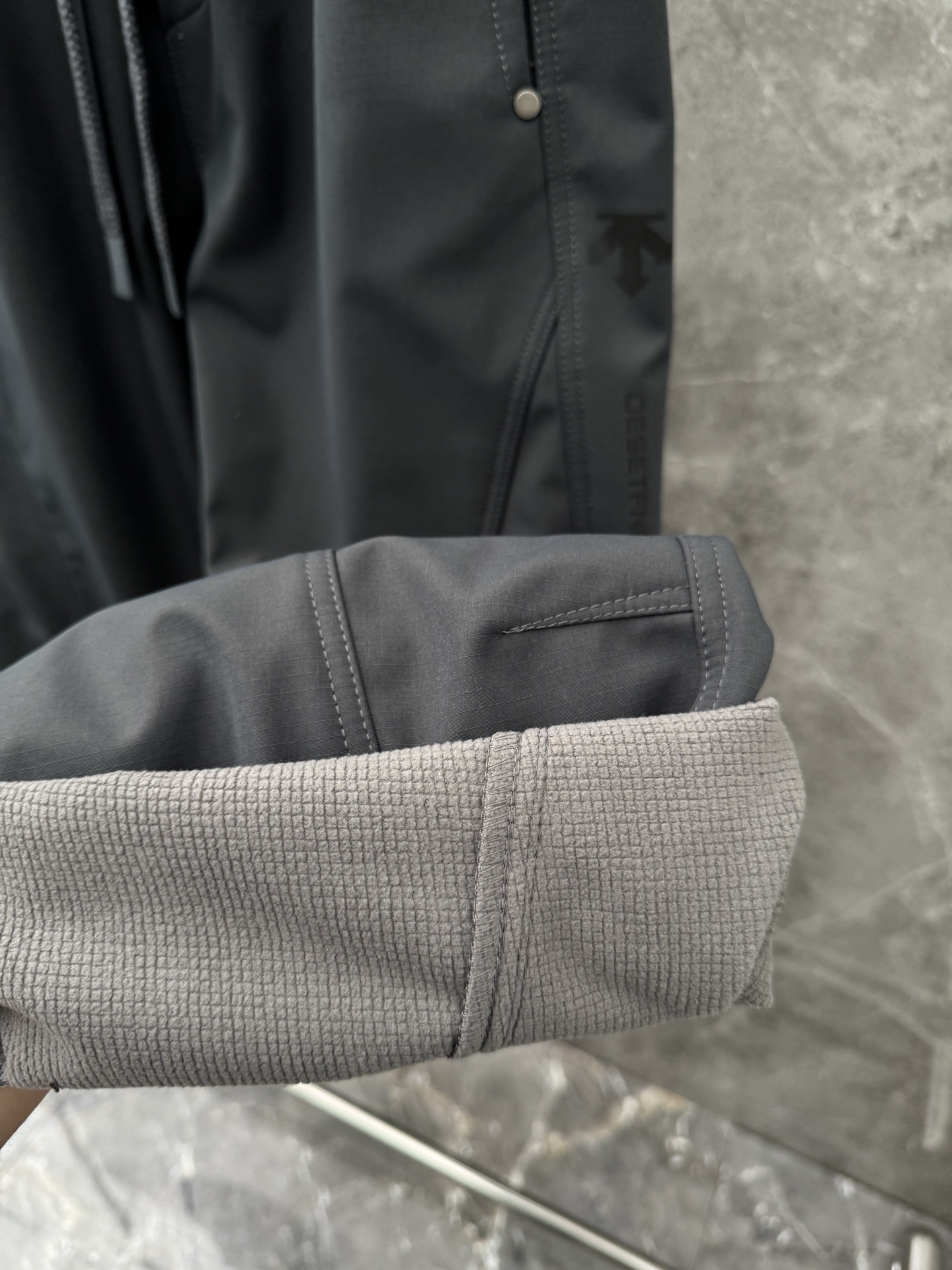 迪桑特🌈🌈新款加绒加厚软壳裤，采用优质聚酯纤维面料加绒加厚，面料超级舒适透气！整体超级好看炫酷！设计搭配