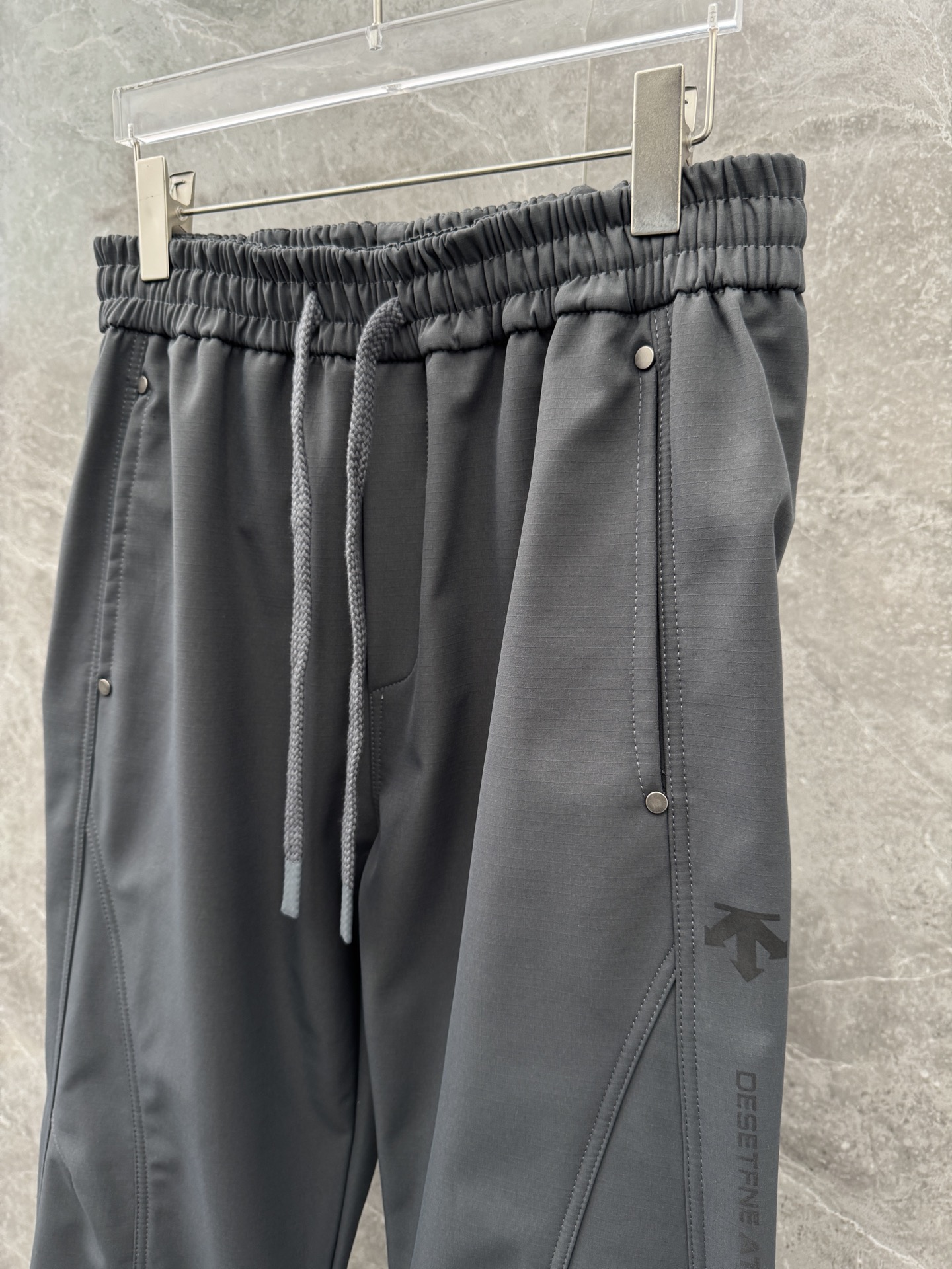 迪桑特🌈🌈新款加绒加厚软壳裤，采用优质聚酯纤维面料加绒加厚，面料超级舒适透气！整体超级好看炫酷！设计搭配