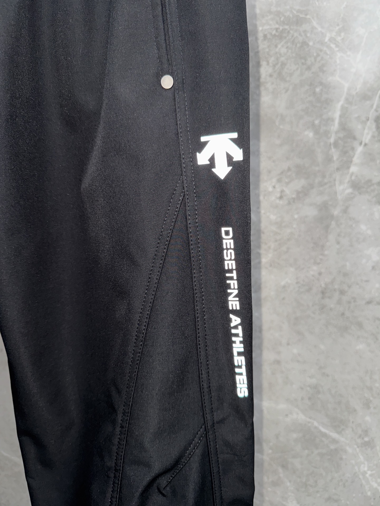 迪桑特🌈🌈新款加绒加厚软壳裤，采用优质聚酯纤维面料加绒加厚，面料超级舒适透气！整体超级好看炫酷！设计搭配