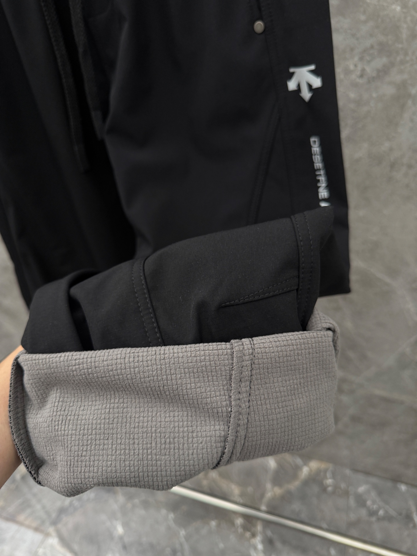 迪桑特🌈🌈新款加绒加厚软壳裤，采用优质聚酯纤维面料加绒加厚，面料超级舒适透气！整体超级好看炫酷！设计搭配