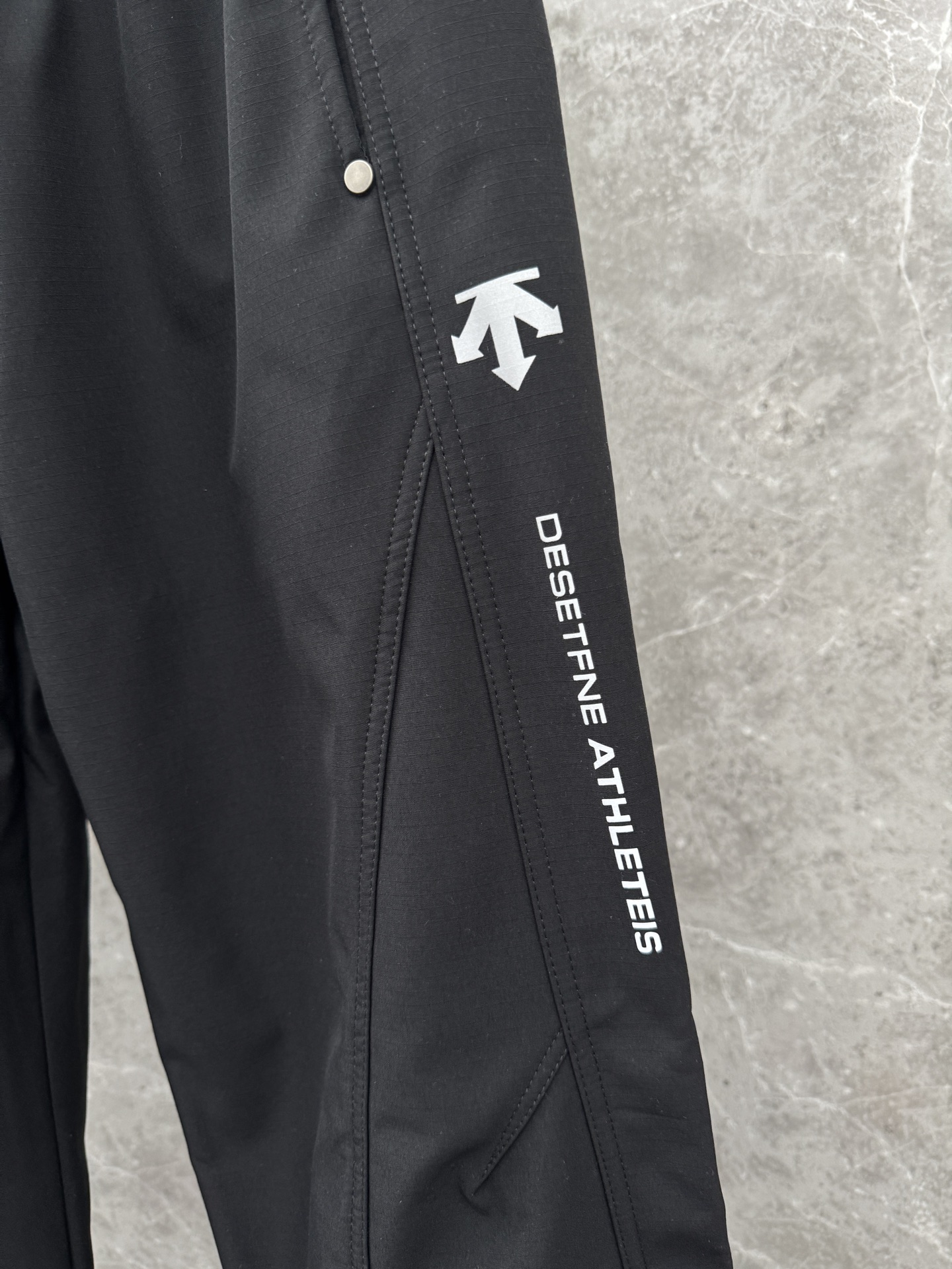 迪桑特🌈🌈新款加绒加厚软壳裤，采用优质聚酯纤维面料加绒加厚，面料超级舒适透气！整体超级好看炫酷！设计搭配