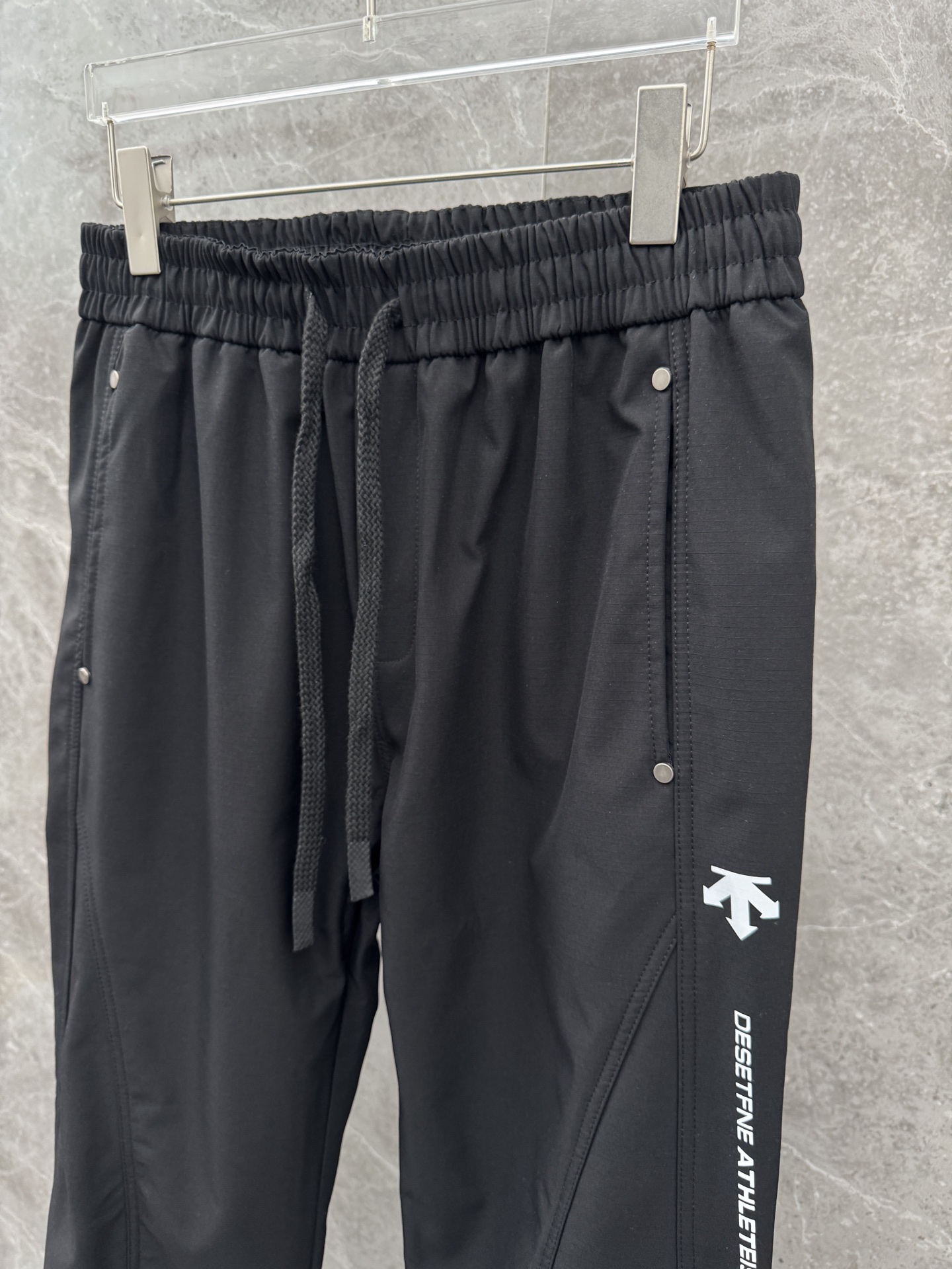 迪桑特🌈🌈新款加绒加厚软壳裤，采用优质聚酯纤维面料加绒加厚，面料超级舒适透气！整体超级好看炫酷！设计搭配