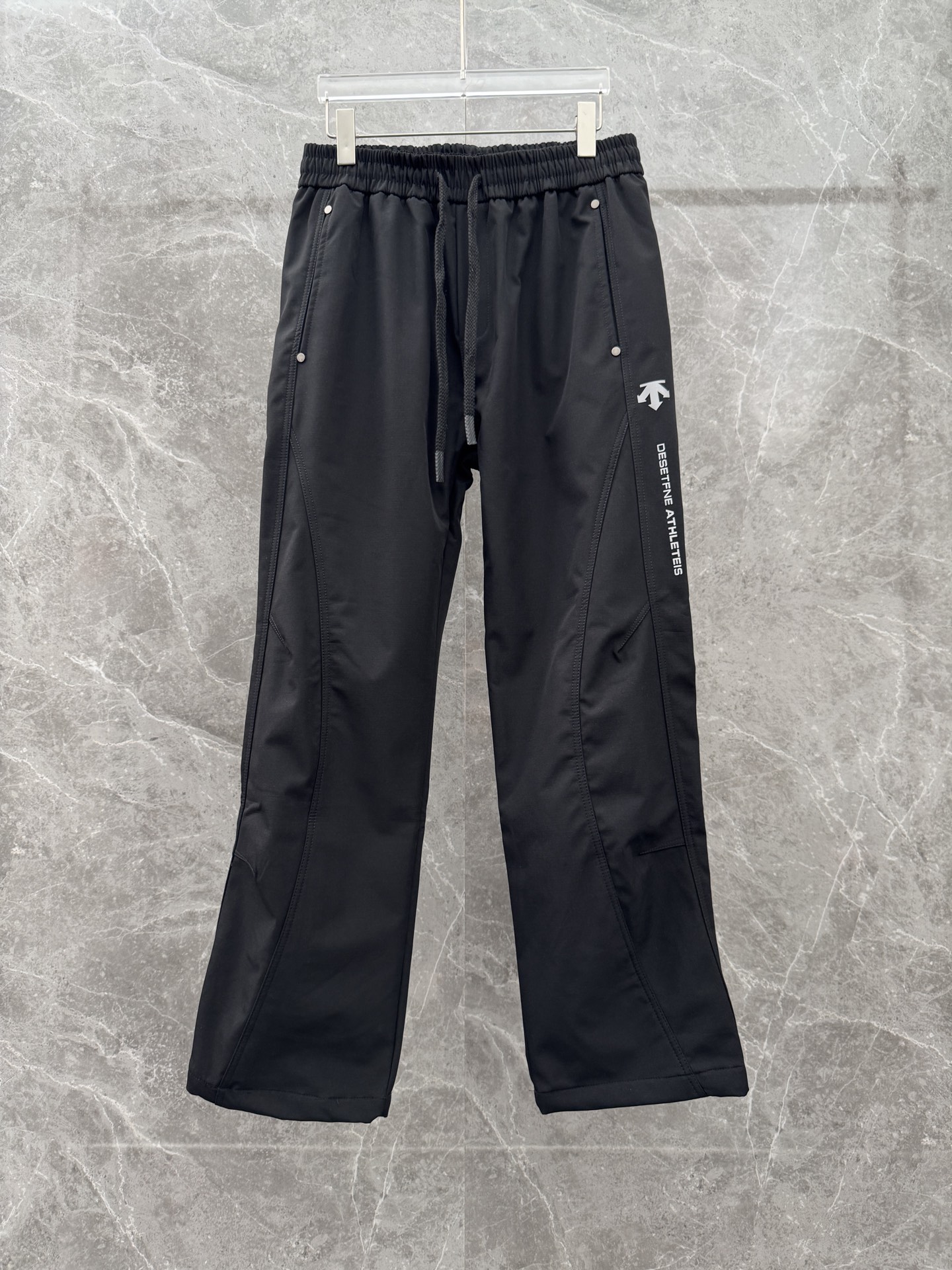 迪桑特🌈🌈新款加绒加厚软壳裤，采用优质聚酯纤维面料加绒加厚，面料超级舒适透气！整体超级好看炫酷！设计搭配