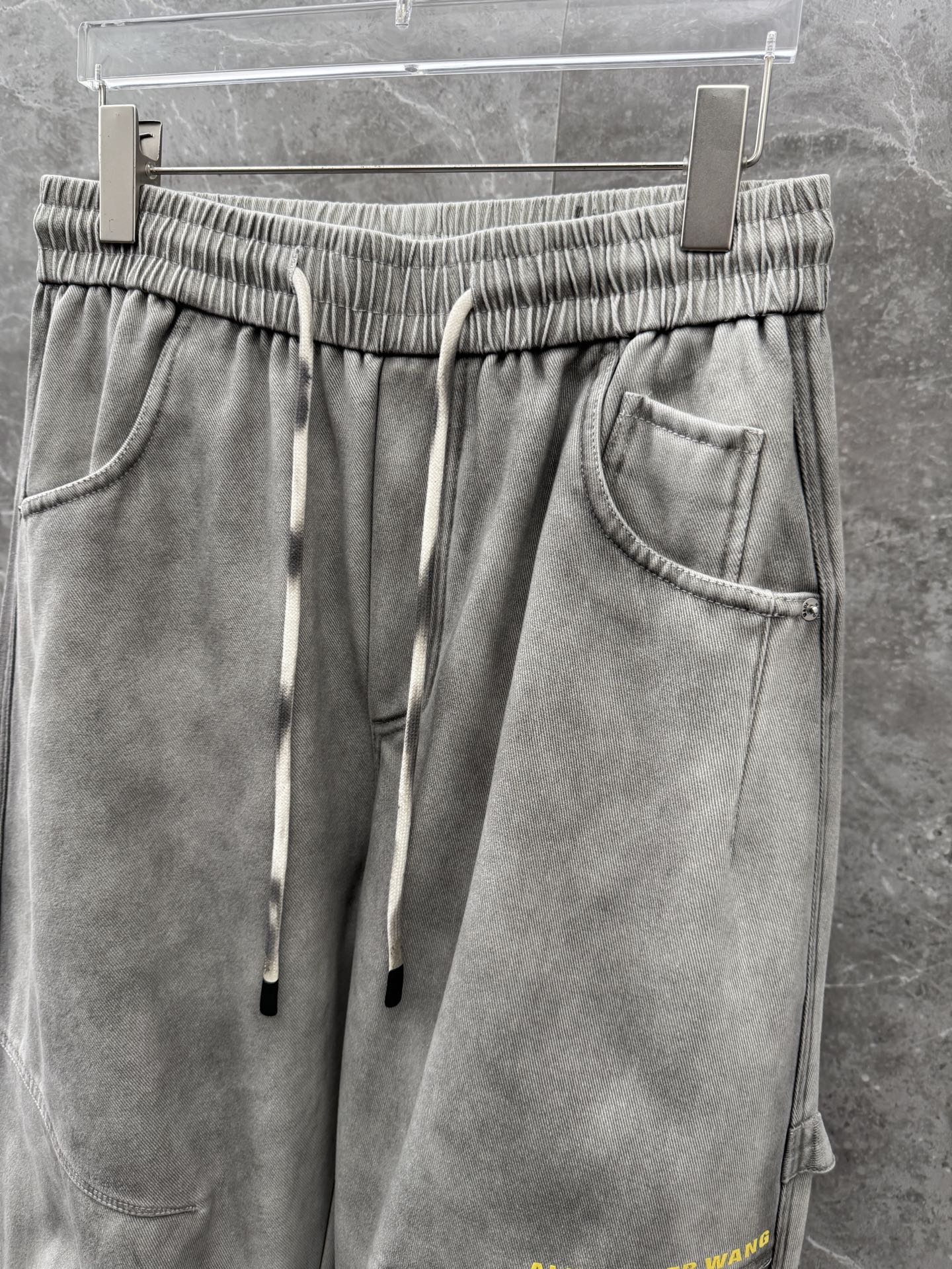 大王🌈🌈新款休闲加绒工装裤，采用梭织特种工艺混纺面料 洗水做色，超级柔软亲肤！内里走线工整细致，上身时尚