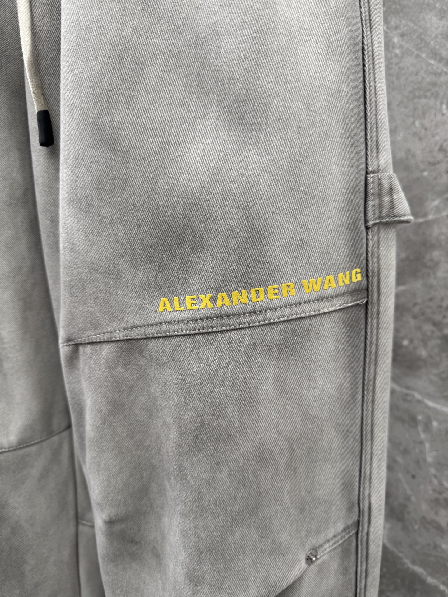 大王🌈🌈新款休闲加绒工装裤，采用梭织特种工艺混纺面料 洗水做色，超级柔软亲肤！内里走线工整细致，上身时尚