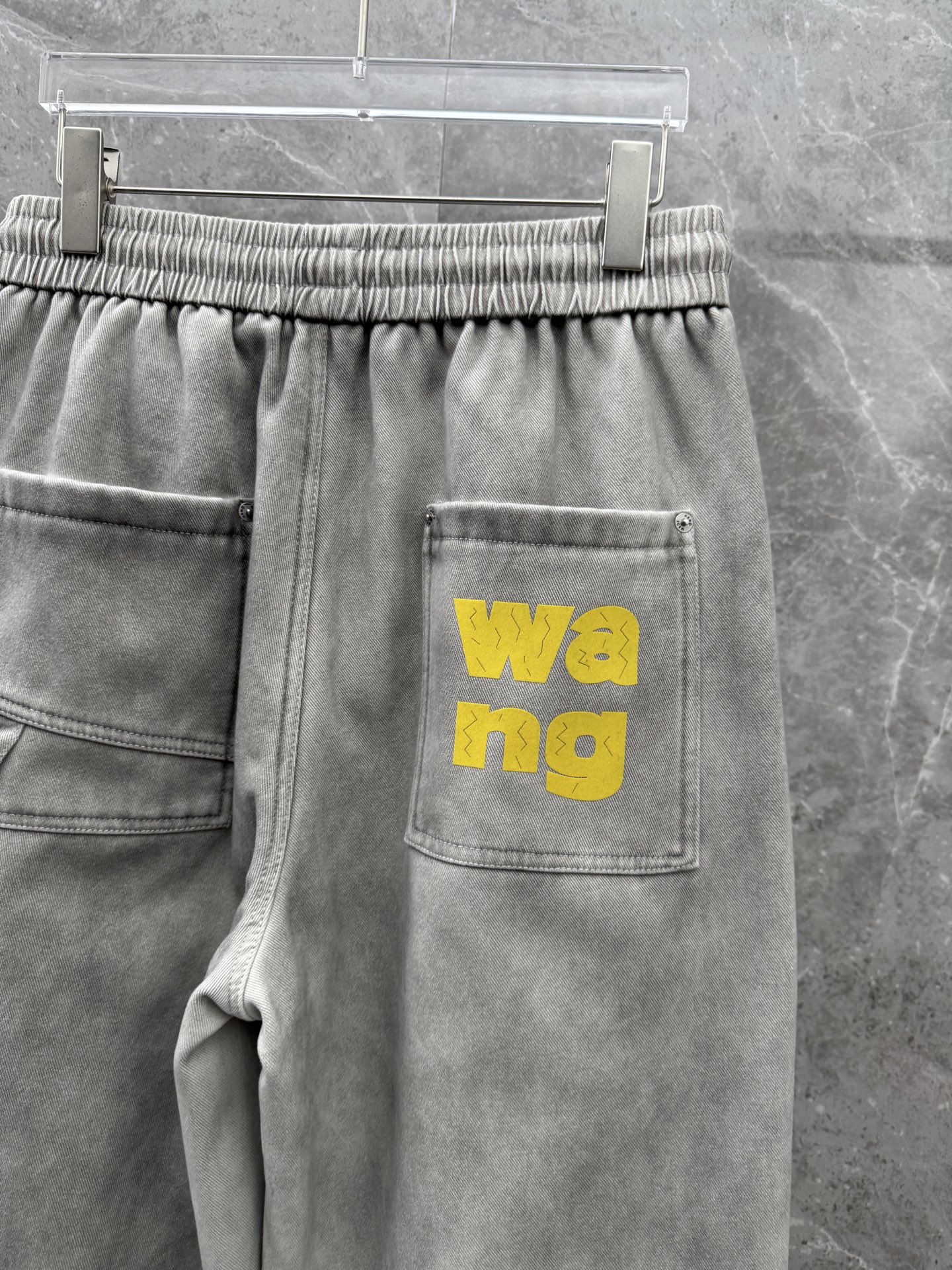 大王🌈🌈新款休闲加绒工装裤，采用梭织特种工艺混纺面料 洗水做色，超级柔软亲肤！内里走线工整细致，上身时尚