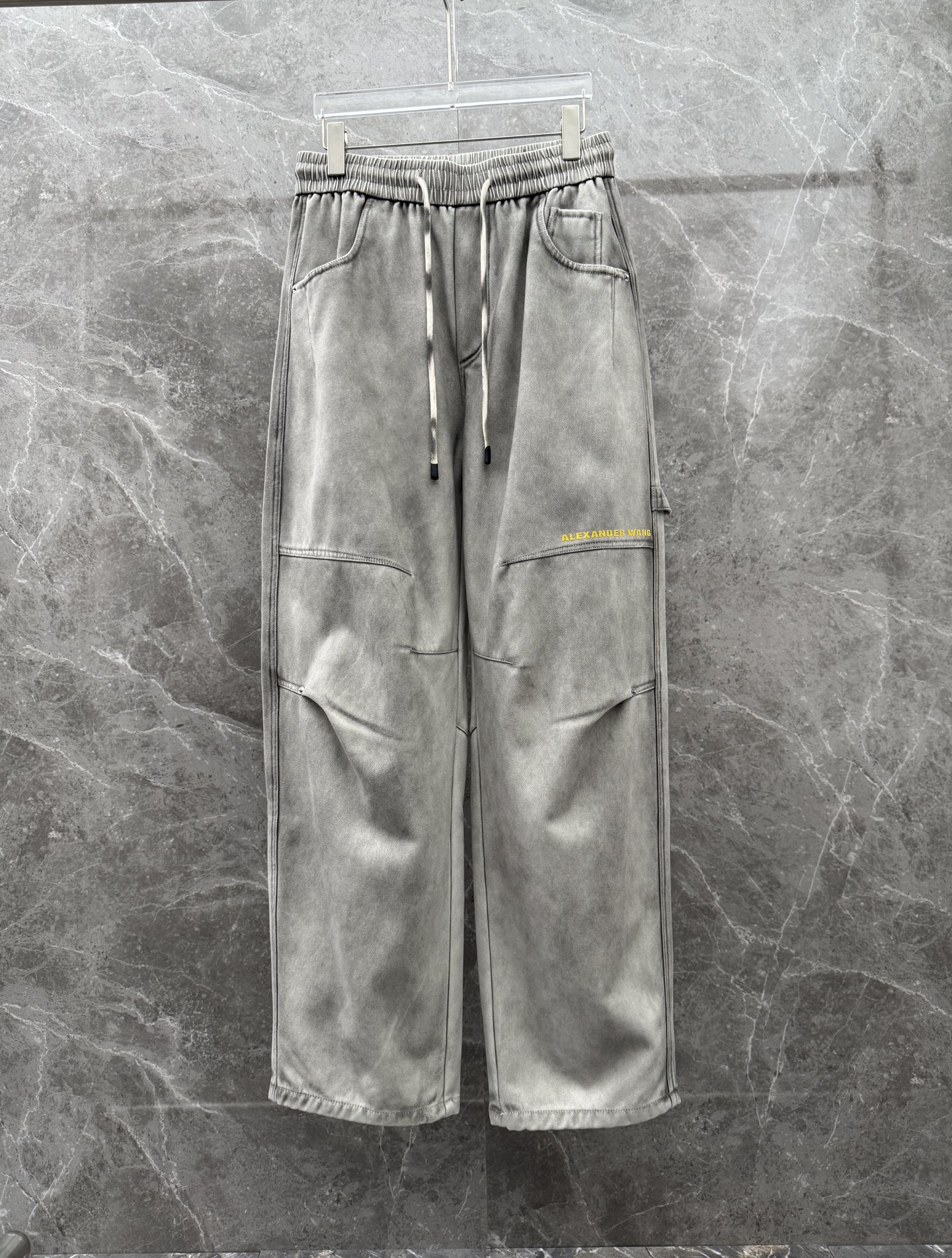 大王🌈🌈新款休闲加绒工装裤，采用梭织特种工艺混纺面料 洗水做色，超级柔软亲肤！内里走线工整细致，上身时尚