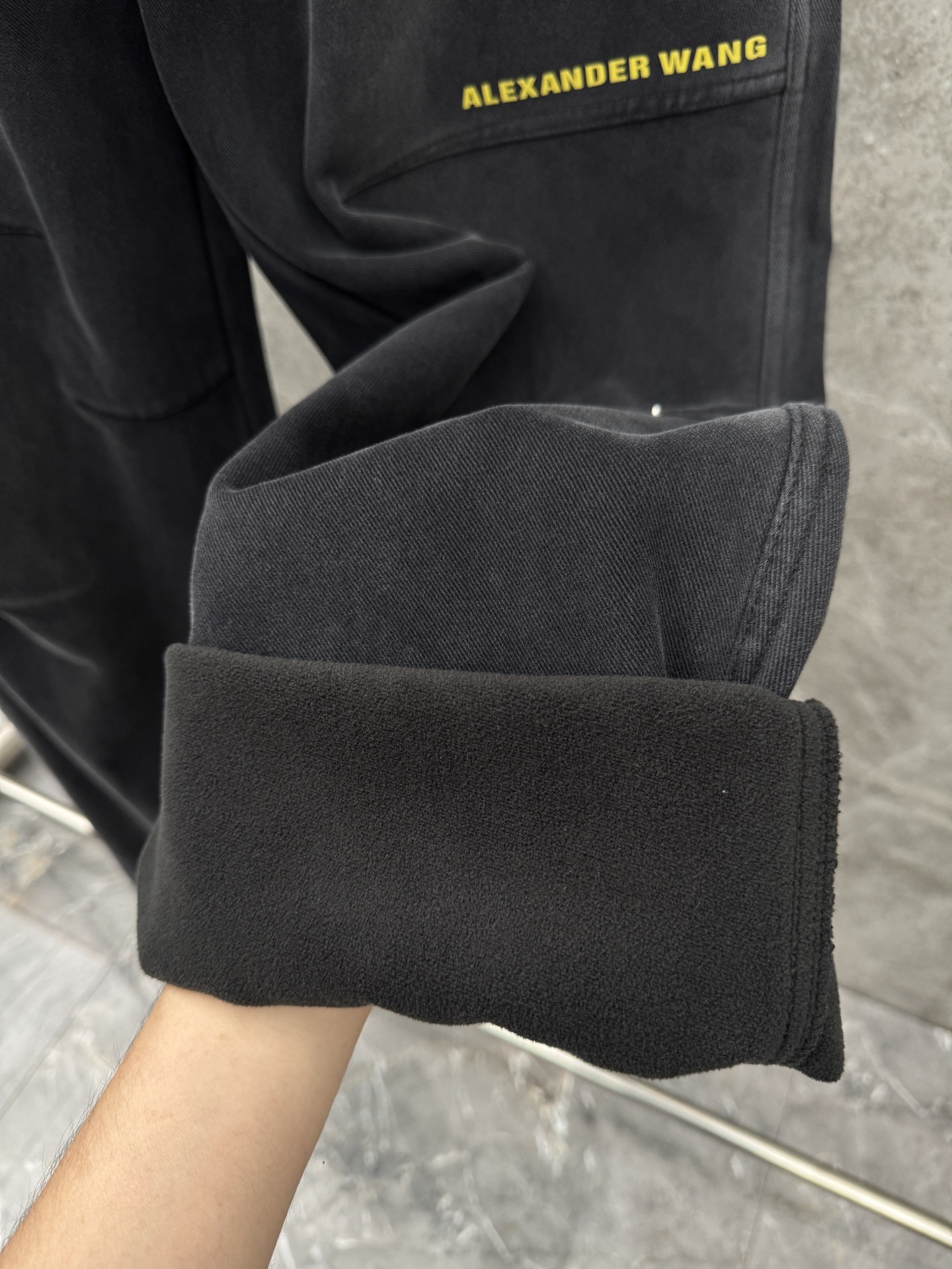 大王🌈🌈新款休闲加绒工装裤，采用梭织特种工艺混纺面料 洗水做色，超级柔软亲肤！内里走线工整细致，上身时尚