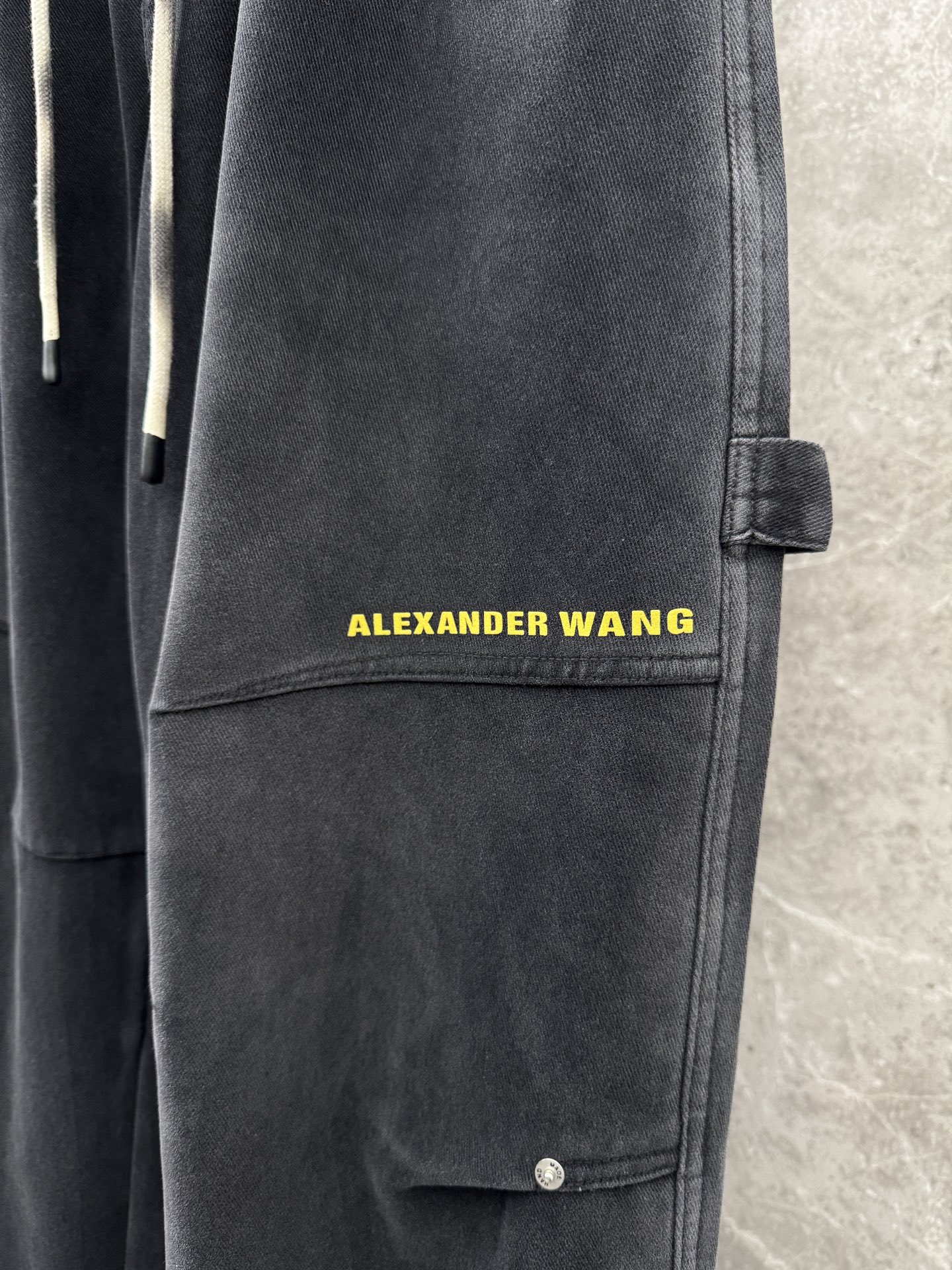 大王🌈🌈新款休闲加绒工装裤，采用梭织特种工艺混纺面料 洗水做色，超级柔软亲肤！内里走线工整细致，上身时尚