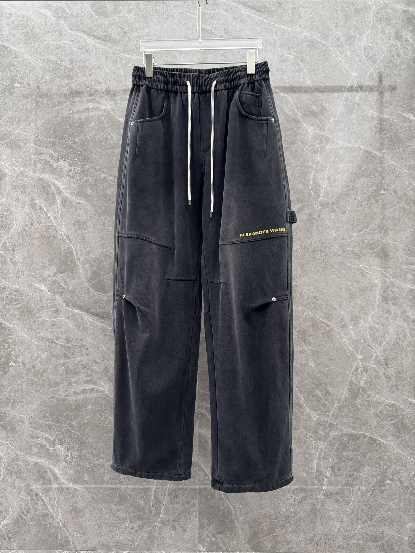 大王🌈🌈新款休闲加绒工装裤，采用梭织特种工艺混纺面料 洗水做色，超级柔软亲肤！内里走线工整细致，上身时尚