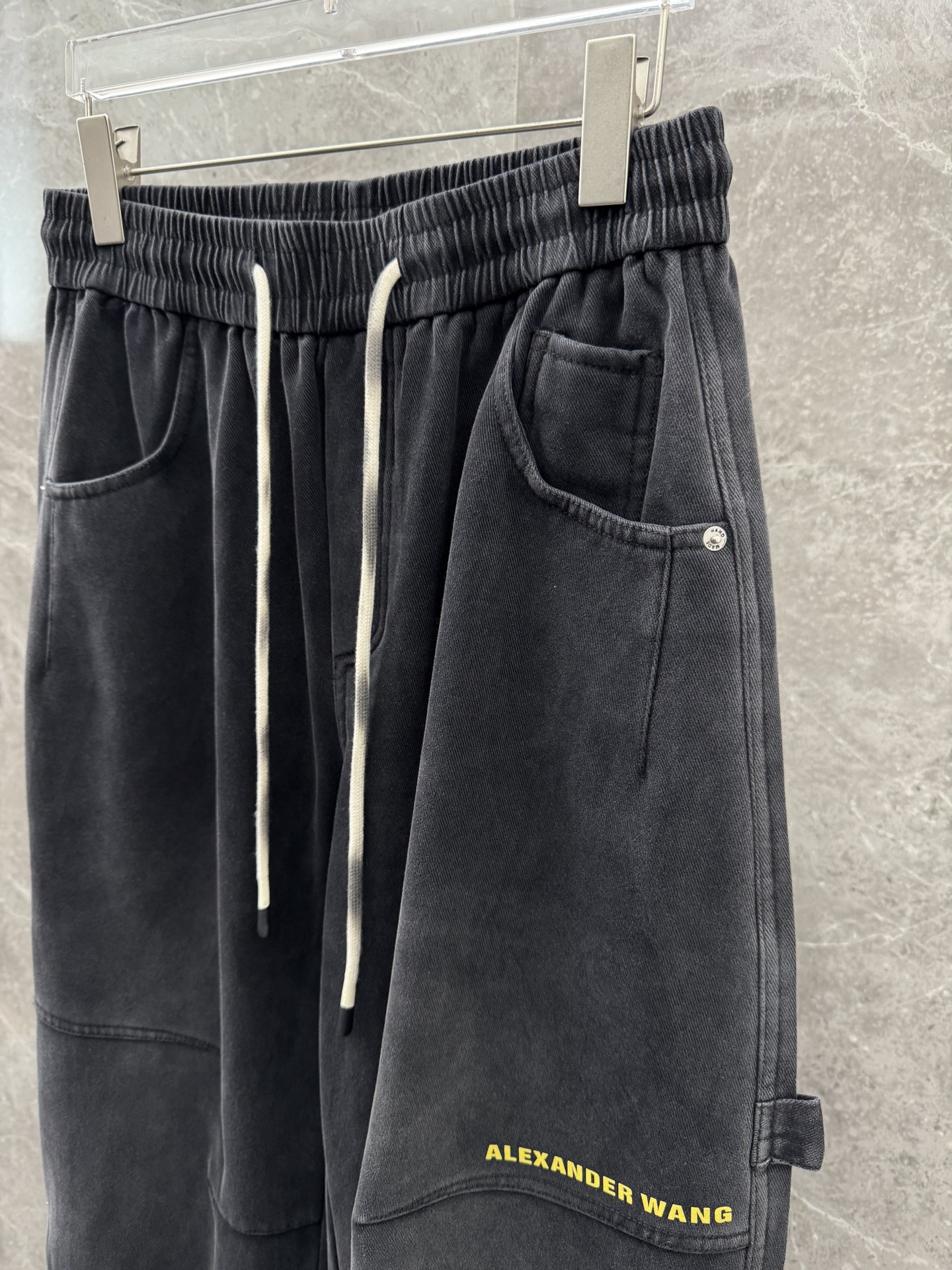 大王🌈🌈新款休闲加绒工装裤，采用梭织特种工艺混纺面料 洗水做色，超级柔软亲肤！内里走线工整细致，上身时尚