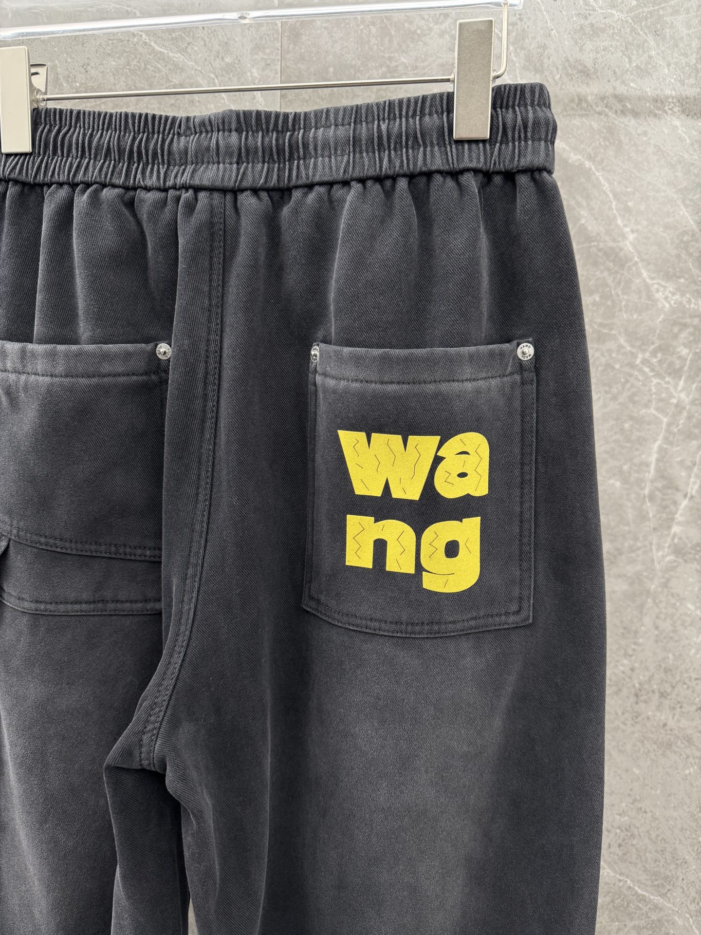 大王🌈🌈新款休闲加绒工装裤，采用梭织特种工艺混纺面料 洗水做色，超级柔软亲肤！内里走线工整细致，上身时尚