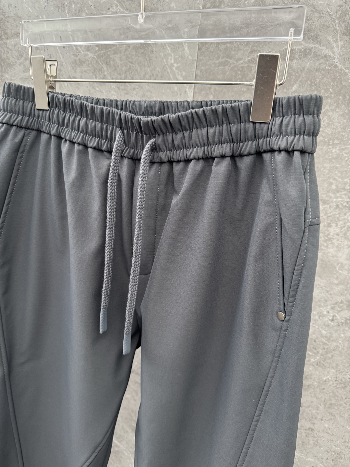 凯乐石🌈🌈新款加绒加厚软壳裤，采用优质聚酯纤维面料加绒加厚，面料超级舒适透气！整体超级好看炫酷！设计搭配