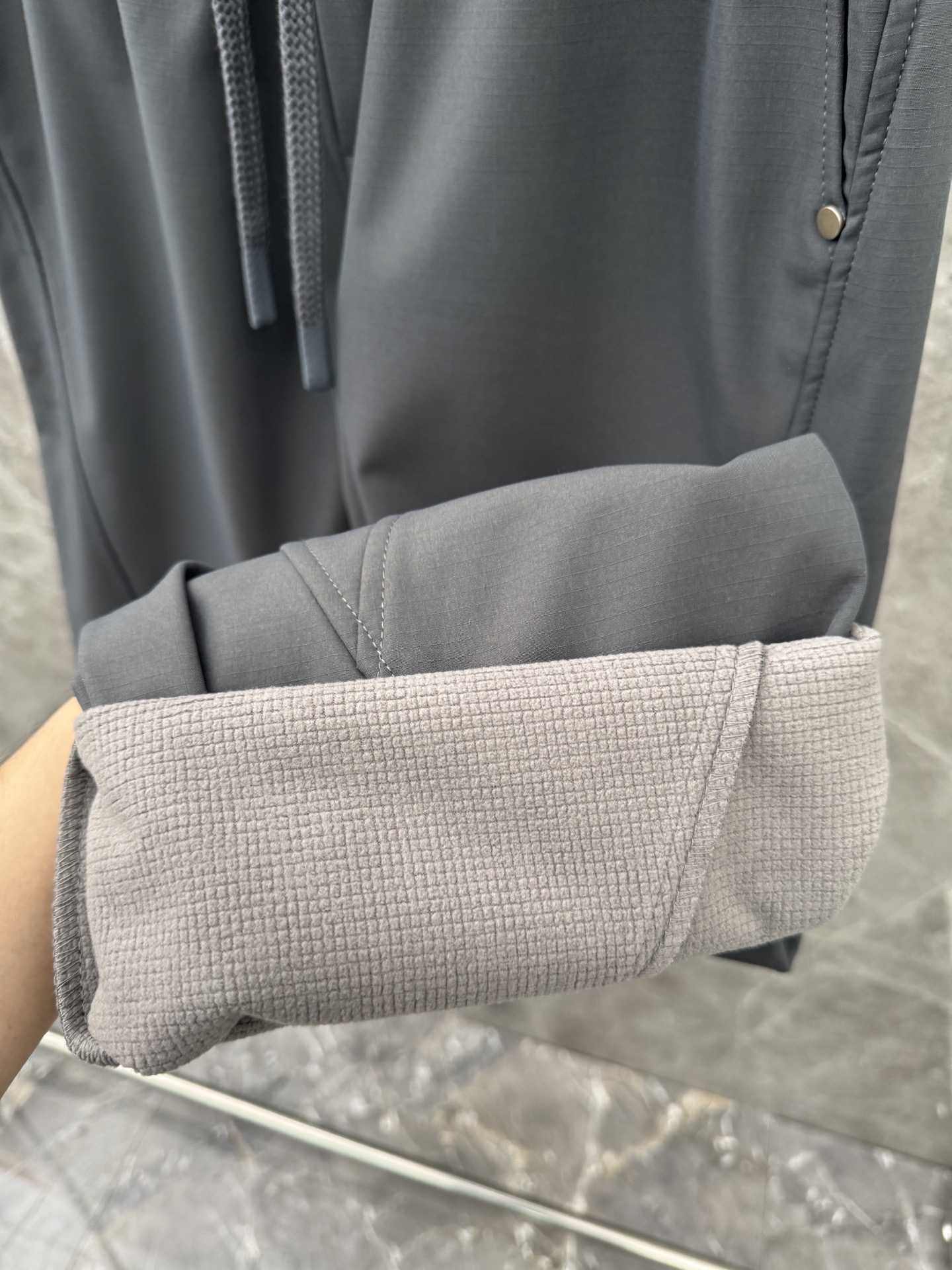 凯乐石🌈🌈新款加绒加厚软壳裤，采用优质聚酯纤维面料加绒加厚，面料超级舒适透气！整体超级好看炫酷！设计搭配