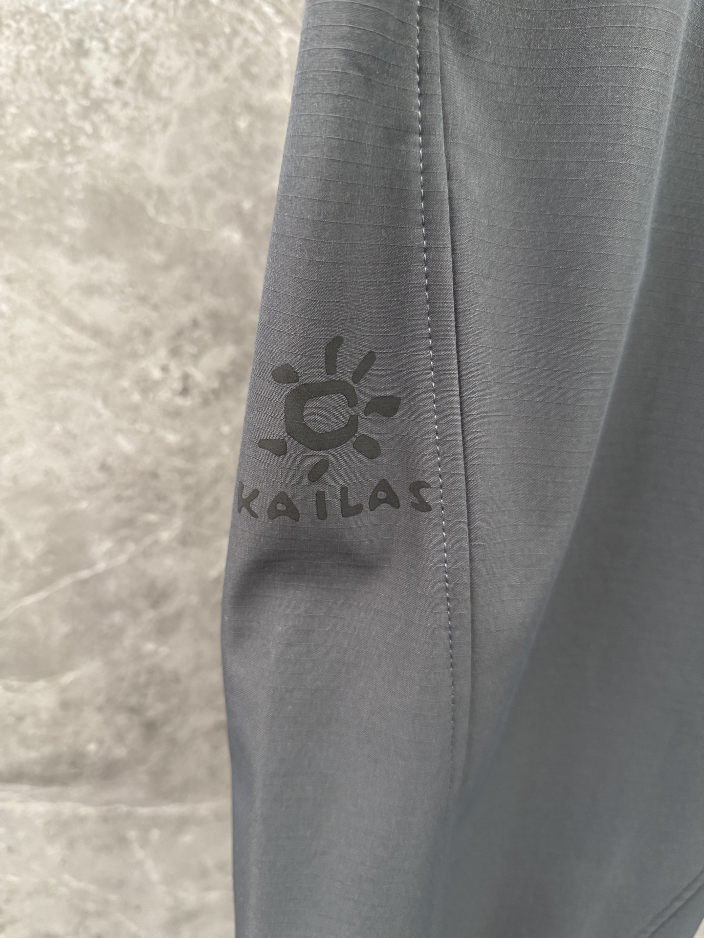 凯乐石🌈🌈新款加绒加厚软壳裤，采用优质聚酯纤维面料加绒加厚，面料超级舒适透气！整体超级好看炫酷！设计搭配