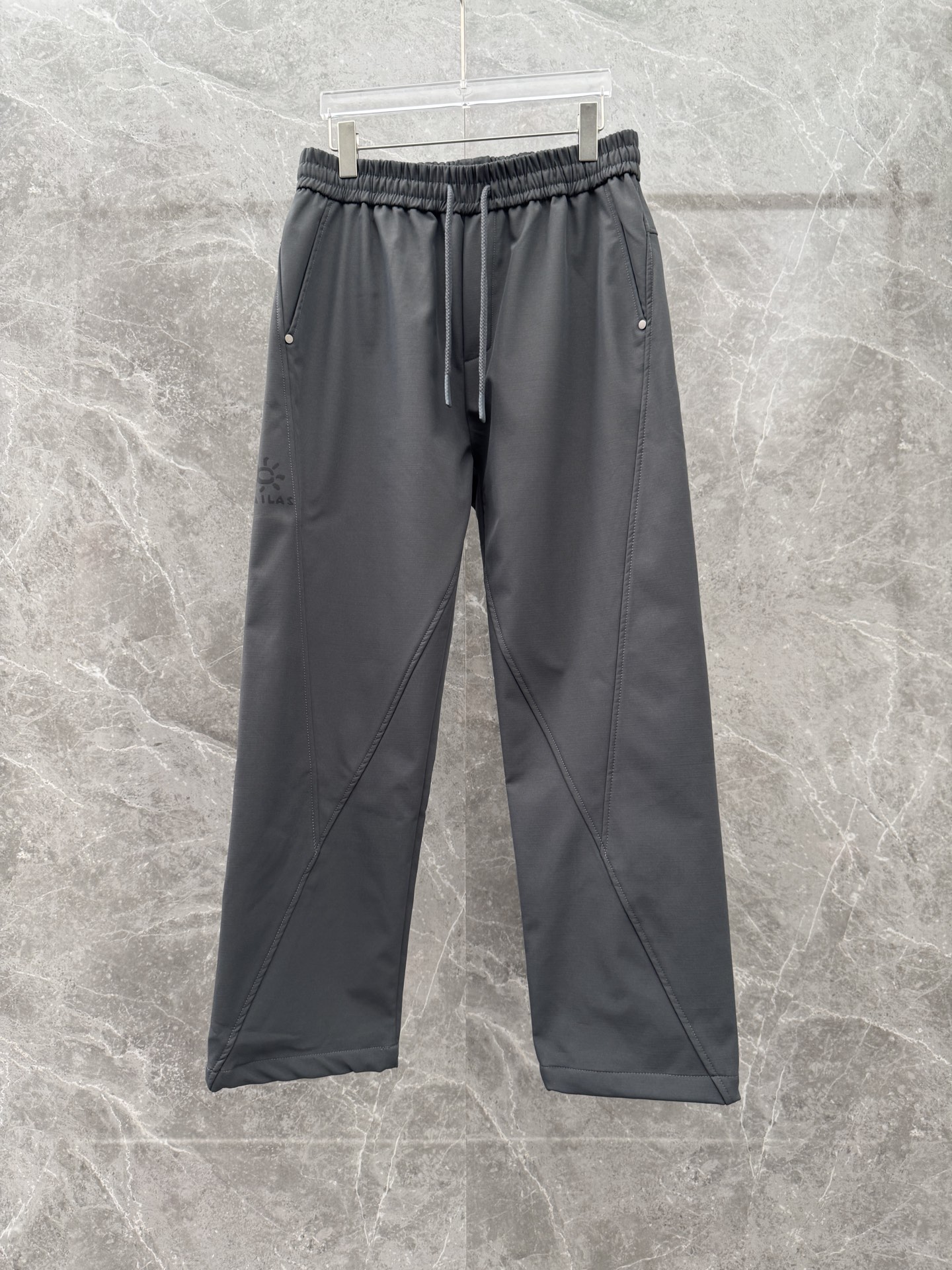 凯乐石🌈🌈新款加绒加厚软壳裤，采用优质聚酯纤维面料加绒加厚，面料超级舒适透气！整体超级好看炫酷！设计搭配