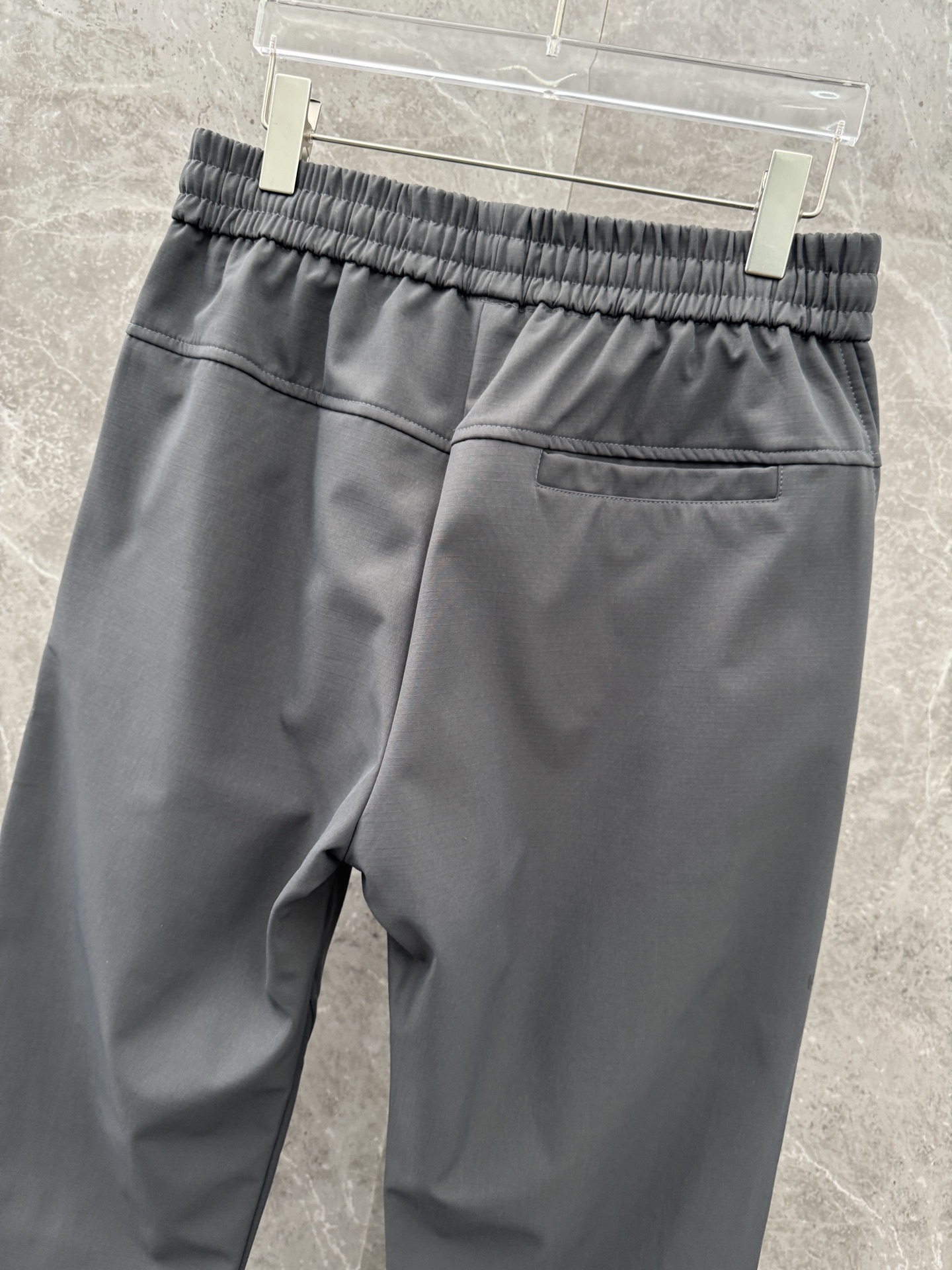 凯乐石🌈🌈新款加绒加厚软壳裤，采用优质聚酯纤维面料加绒加厚，面料超级舒适透气！整体超级好看炫酷！设计搭配