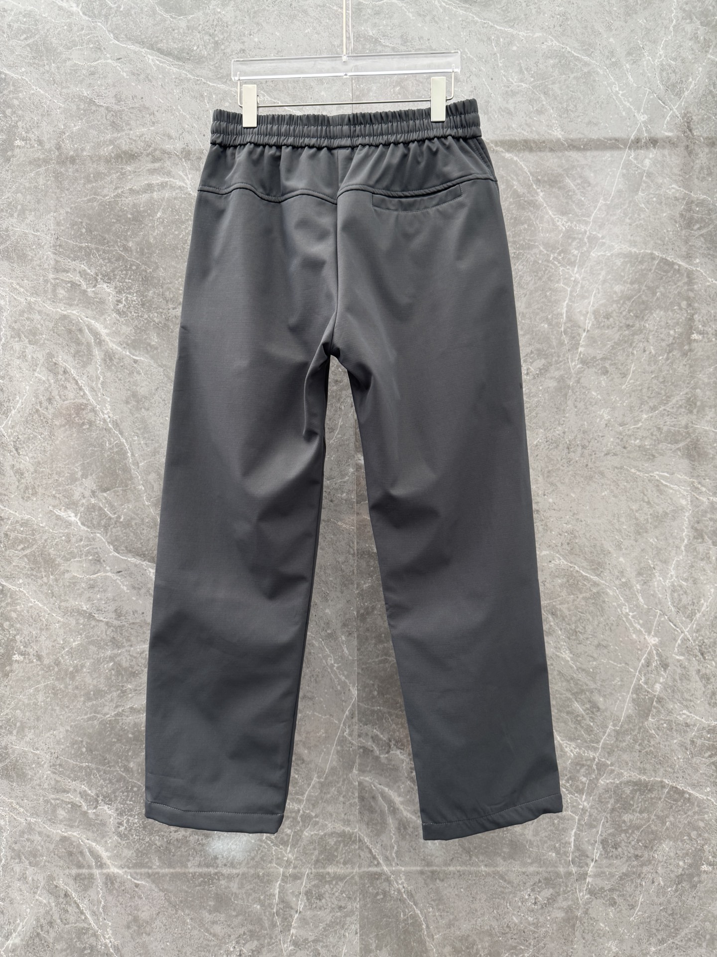 凯乐石🌈🌈新款加绒加厚软壳裤，采用优质聚酯纤维面料加绒加厚，面料超级舒适透气！整体超级好看炫酷！设计搭配