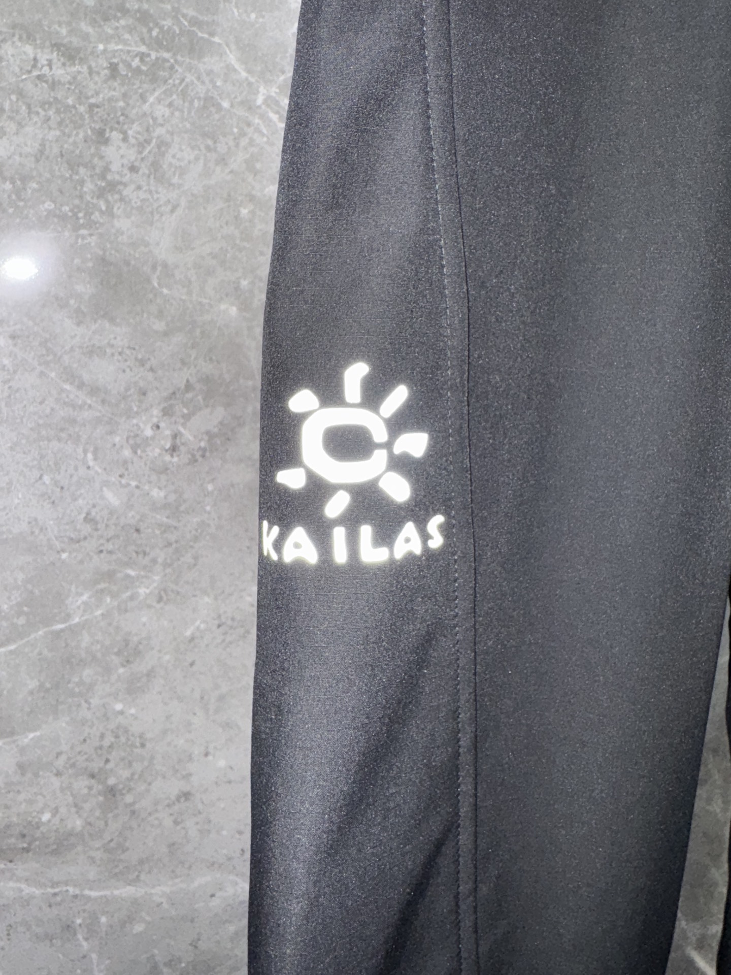 凯乐石🌈🌈新款加绒加厚软壳裤，采用优质聚酯纤维面料加绒加厚，面料超级舒适透气！整体超级好看炫酷！设计搭配