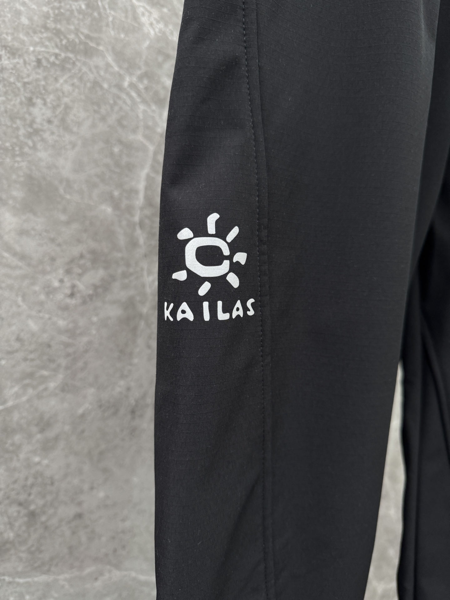 凯乐石🌈🌈新款加绒加厚软壳裤，采用优质聚酯纤维面料加绒加厚，面料超级舒适透气！整体超级好看炫酷！设计搭配