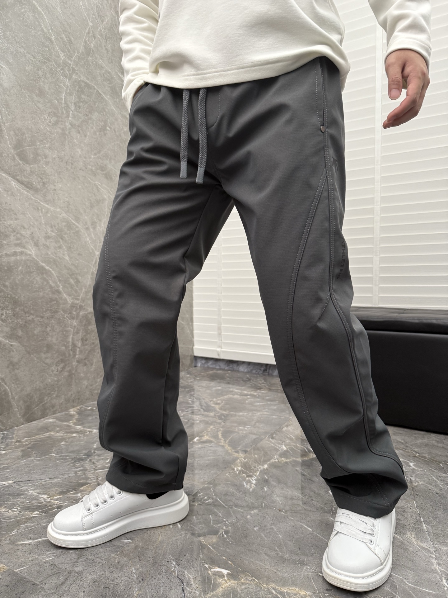 迪桑特🌈🌈新款加绒加厚软壳裤，采用优质聚酯纤维面料加绒加厚，面料超级舒适透气！整体超级好看炫酷！设计搭配