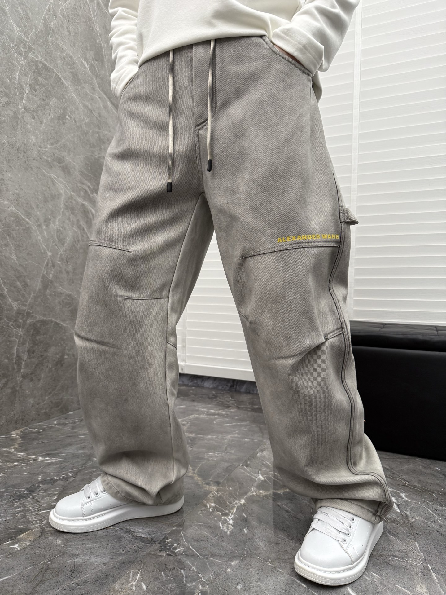 大王🌈🌈新款休闲加绒工装裤，采用梭织特种工艺混纺面料 洗水做色，超级柔软亲肤！内里走线工整细致，上身时尚