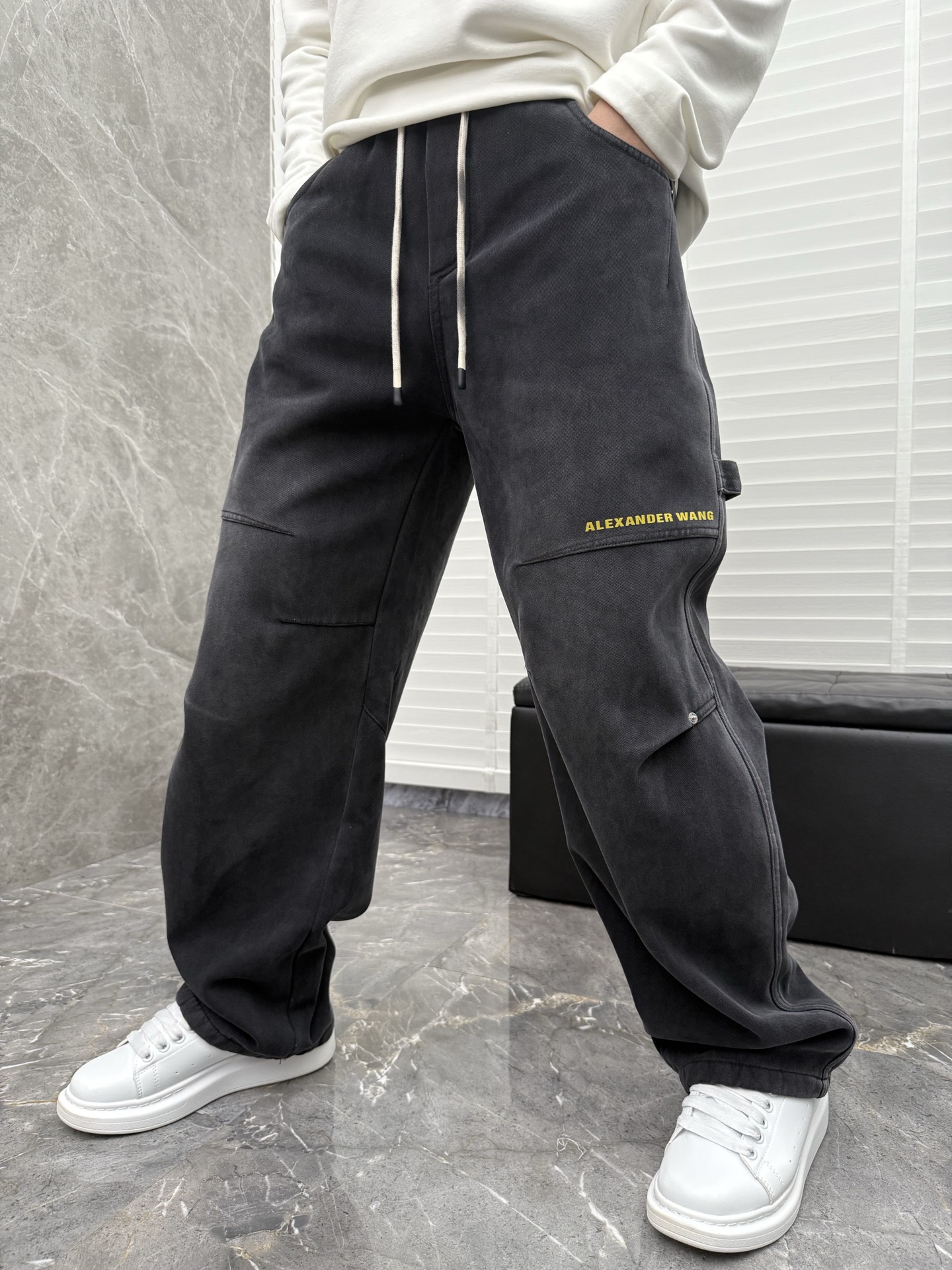 大王🌈🌈新款休闲加绒工装裤，采用梭织特种工艺混纺面料 洗水做色，超级柔软亲肤！内里走线工整细致，上身时尚